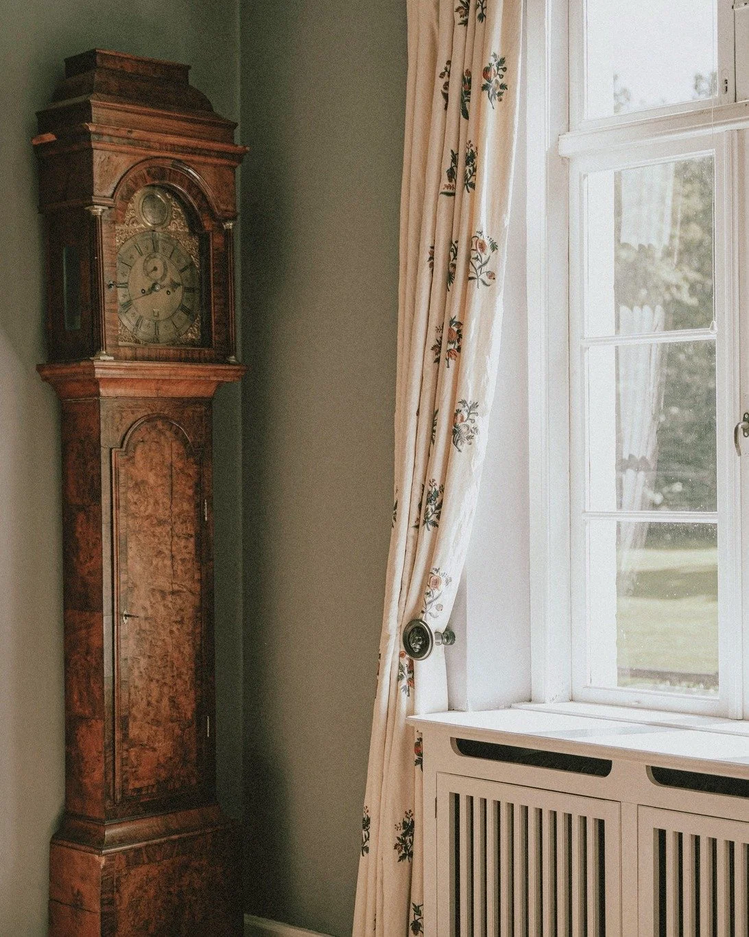 Tid st&aring;r stille p&aring; Agerup Gods.
Her lever historien videre i hver eneste detalje &ndash; fra uret i hj&oslash;rnet til sollyset, der falder bl&oslash;dt ind gennem de gamle ruder 💭

Et sted, hvor roen f&aring;r plads, og hvor man m&aelig