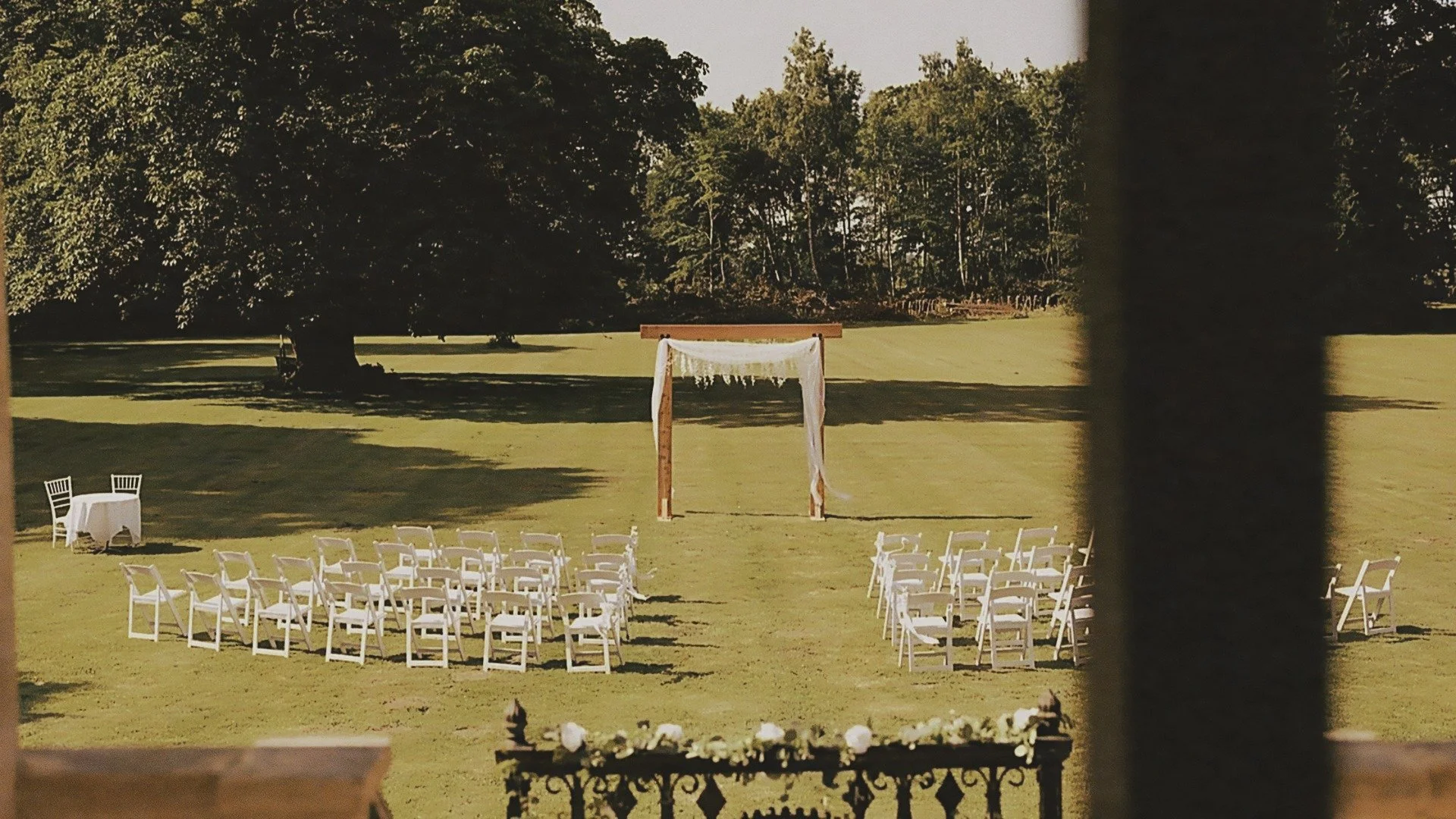 Drømmer I om et bryllup i naturskønne og historiske omgivelser?

På Agerup Gods forenes rustik charme med en elegant atmosfære, hvilket skaber den perfekte kulisse til livets største øjeblikke.

Forestil jer