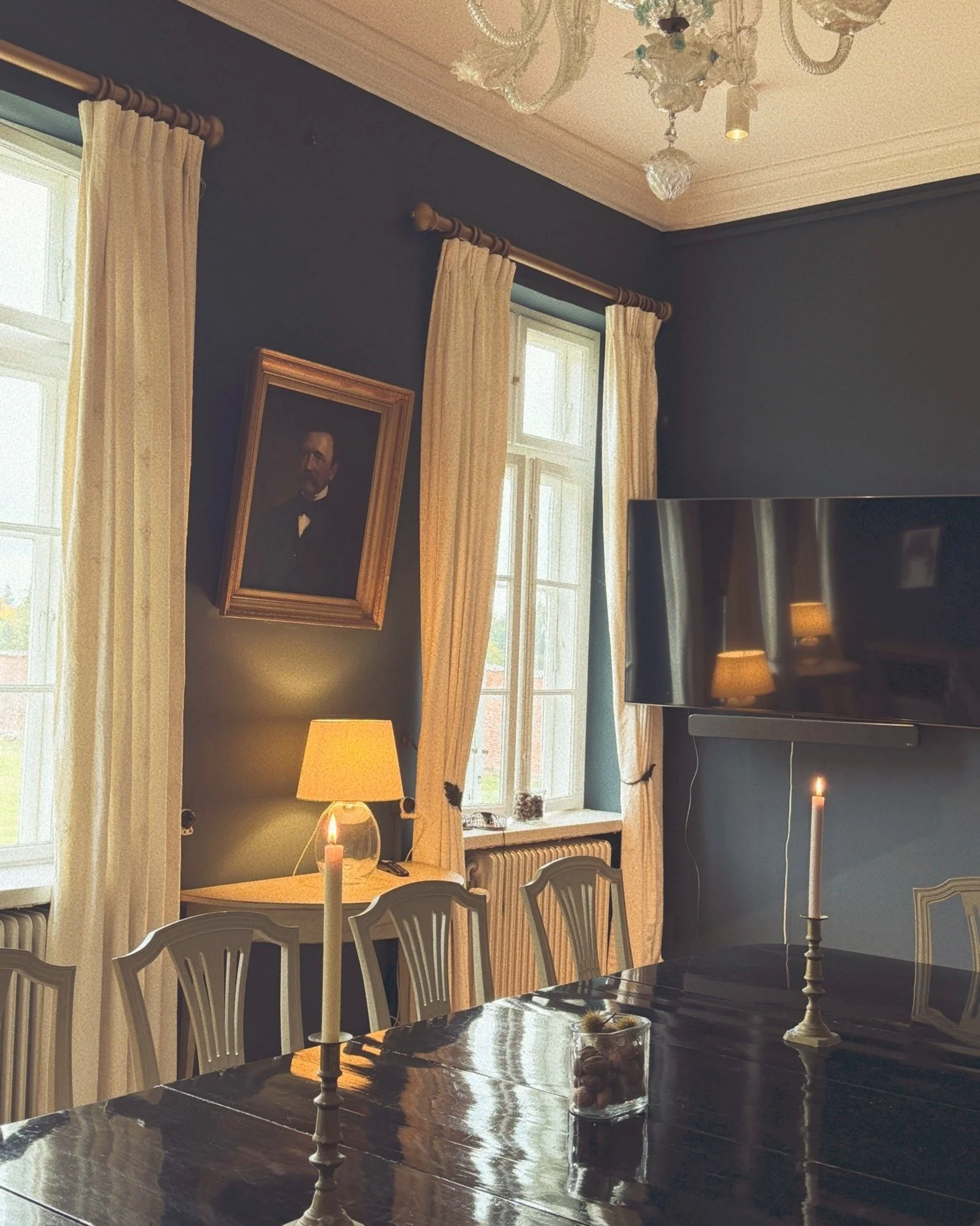 Har jeres virksomhed brug for ro til fordybelse, strategiske samtaler og nye perspektiver?

På Agerup Gods får I meget mere end bare et mødelokale.

Her er der højt til loftet. De historiske rammer og den naturskønne