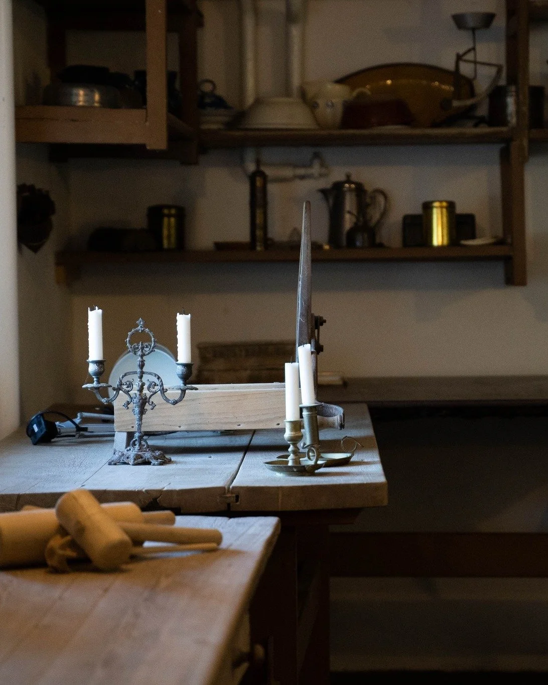 Et kig ind i det gamle k&oslash;kken p&aring; Agerup...💭

Fyld med charme, ro og historie i hver detalje.

Ovenp&aring; findes b&aring;de et moderne f&aelig;llesk&oslash;kken og anretterk&oslash;kken, s&aring; I kan lave mad sammen eller f&aring; hj