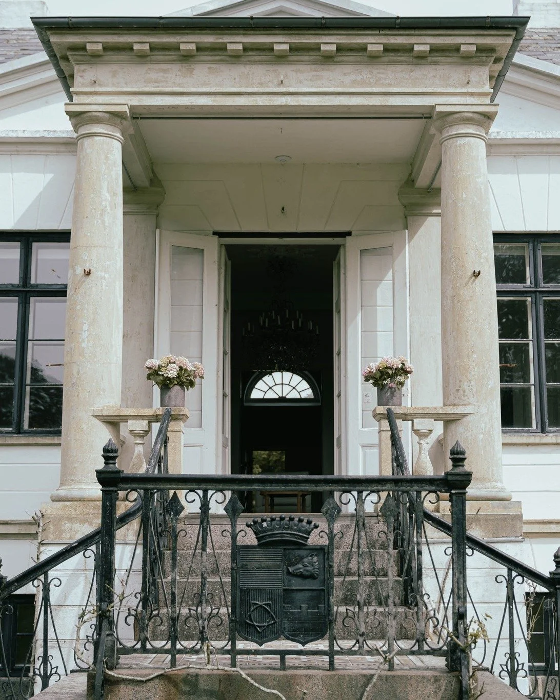 2025 lakker mod enden &ndash; og 2026 banker p&aring;.
Hos Agerup ser vi frem mod et nyt &aring;r fyldt med liv, n&aelig;rv&aelig;r og smukke begivenheder.

Dr&oslash;mmer du om et bryllup i historiske og natursk&oslash;nne omgivelser?
Eller er det t