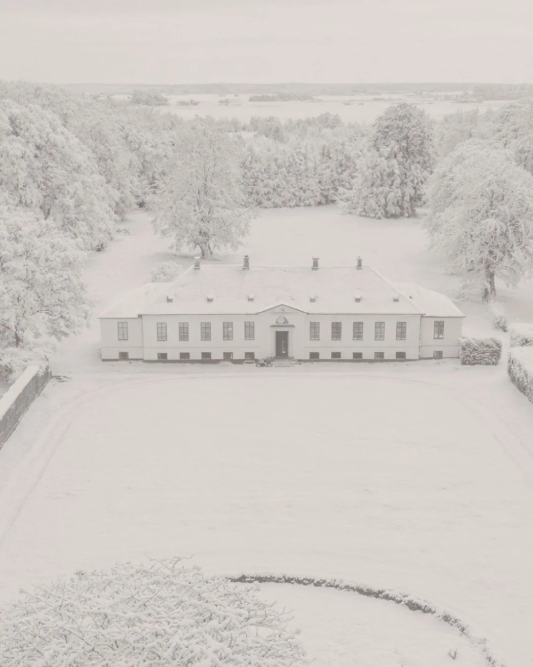 Et øjeblik af vintermagi 💭

Agerup Gods er perfekt til bryllup, familiefester eller firma-getaway.