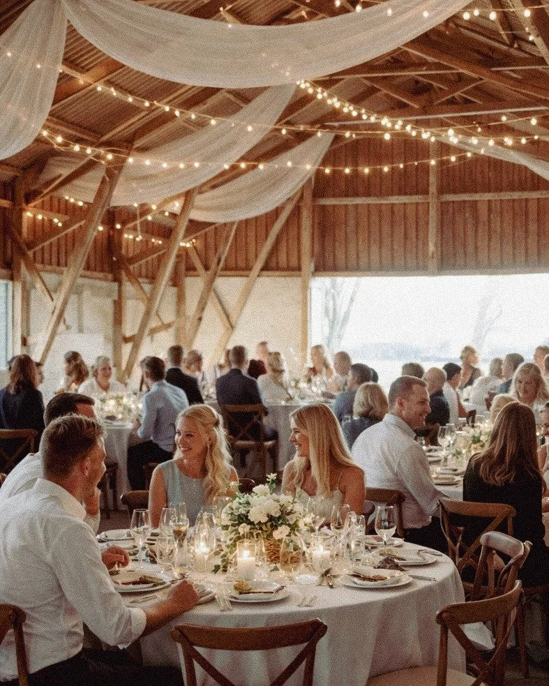 Der er noget særligt ved at samle sine nærmeste i smukke omgivelser ✨

Laden på Agerup emmer af atmosfære og er klar til at danne rammen om jeres store dag.

www.agerup.farm/da/weddings