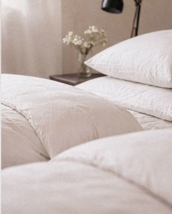 Et kig ind i et af v&aelig;relserne, hvor I kan v&aring;gne op dagen efter jeres begivenhed.
Enkelt, lyst og med plads til n&aelig;rhed &ndash; som det skal v&aelig;re ✨