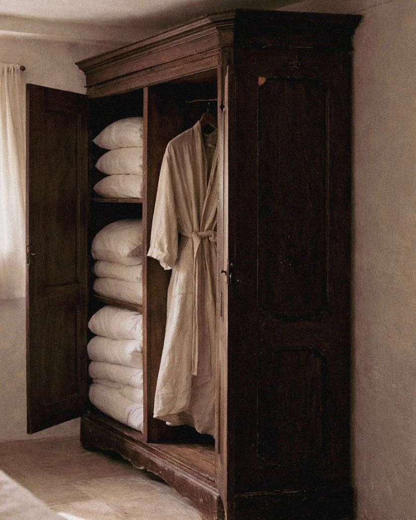 N&aring;r d&oslash;rene &aring;bnes, venter roen p&aring; Agerup Gods.