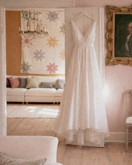 Forestil dig at v&aring;gne op til lyset, der str&oslash;mmer ind gennem de gamle vinduer. En kjole h&aelig;nger klar. Stilheden f&oslash;r dagens begyndelse.
P&aring; Agerup Gods kan I have hele godset for jer selv &ndash; omgivet af historie, charm