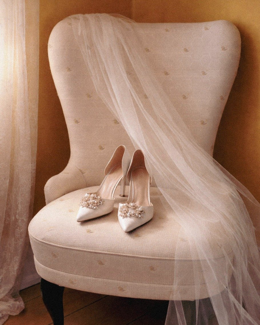 De sm&aring; detaljer f&oslash;r den store dag.
Stilheden. Lyset. Forventningen. 🤍

Agerup Gods 💭