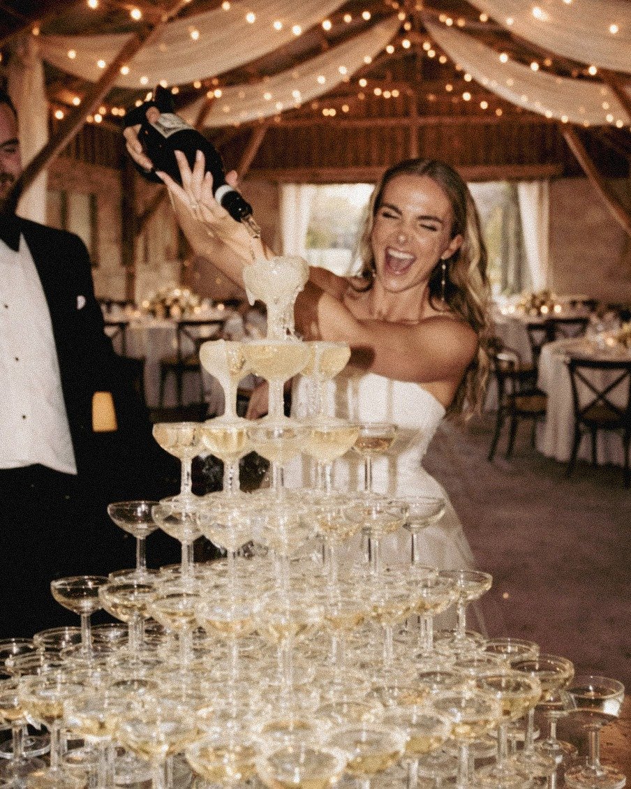 Champagnet&aring;rn, levende lys og sommernatten udenfor.
Et bryllup p&aring; Agerup Gods er b&aring;de storsl&aring;et og intimt p&aring; samme tid 💭

.
.
.

#wedding #weddingdk #bryllupgods #brylllupslot #godslolland #godslollandfalster