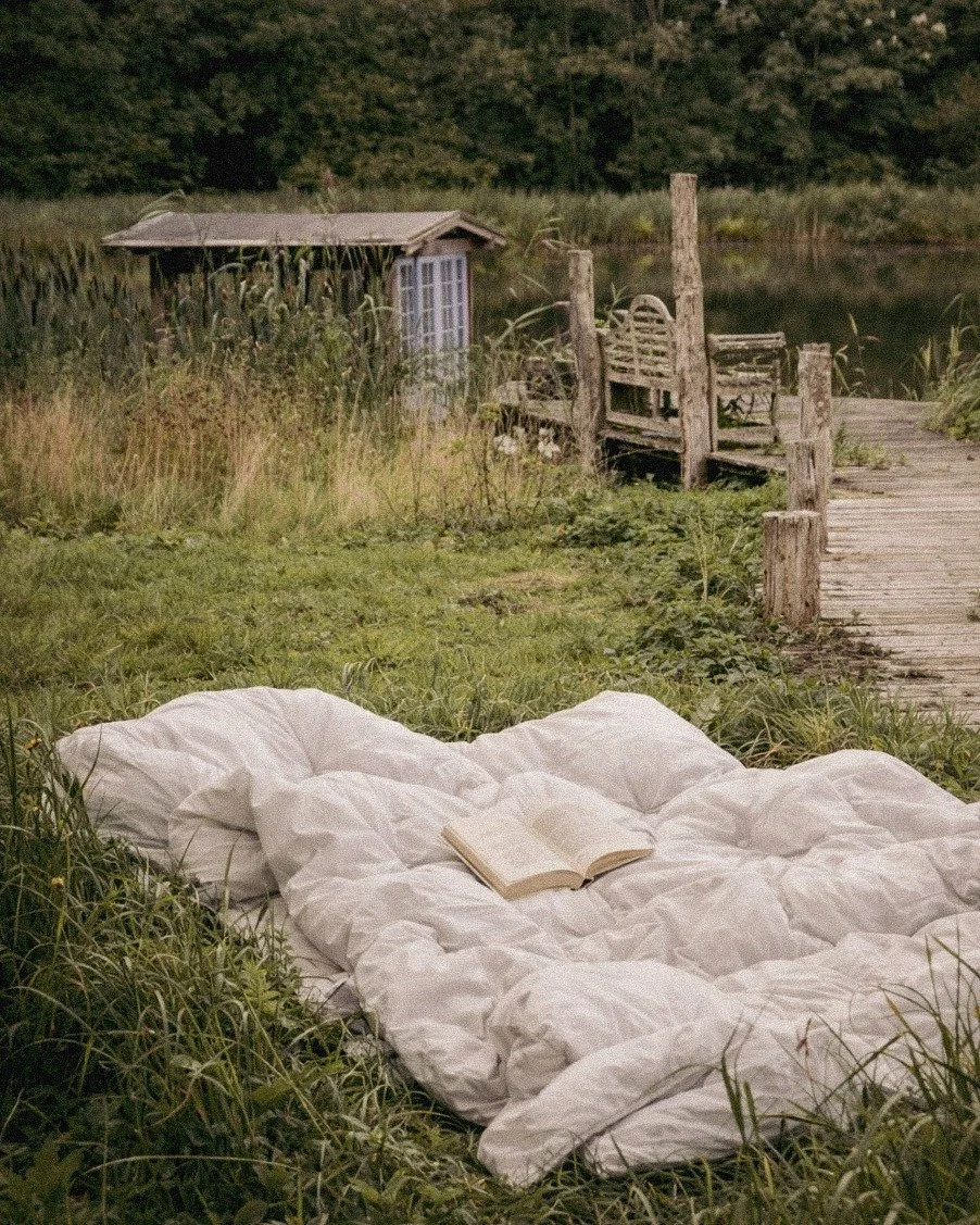 Strategi om formiddagen. Stilhed om eftermiddagen.
N&aring;r rammerne er gr&oslash;nne og rolige, f&aring;r tankerne plads.
Agerup Gods 💭 ☘