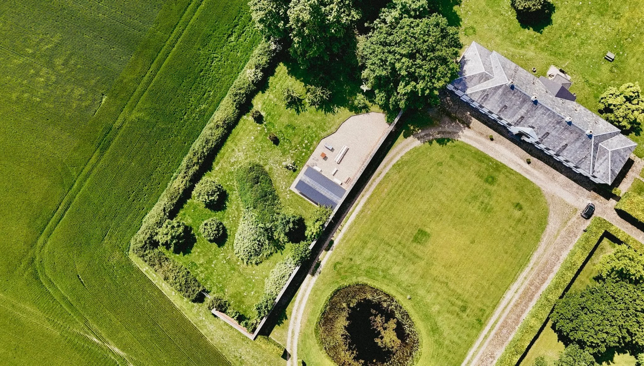 N&aring;r Agerup Gods danner rammen, er der plads til det hele.

De &aring;bne marker, s&oslash;en, haven &ndash; og vores hyggelige orangeri, som kan pyntes og formes pr&aelig;cis efter jeres vision.

Her f&aring;r I ikke bare et sted for en dag, me