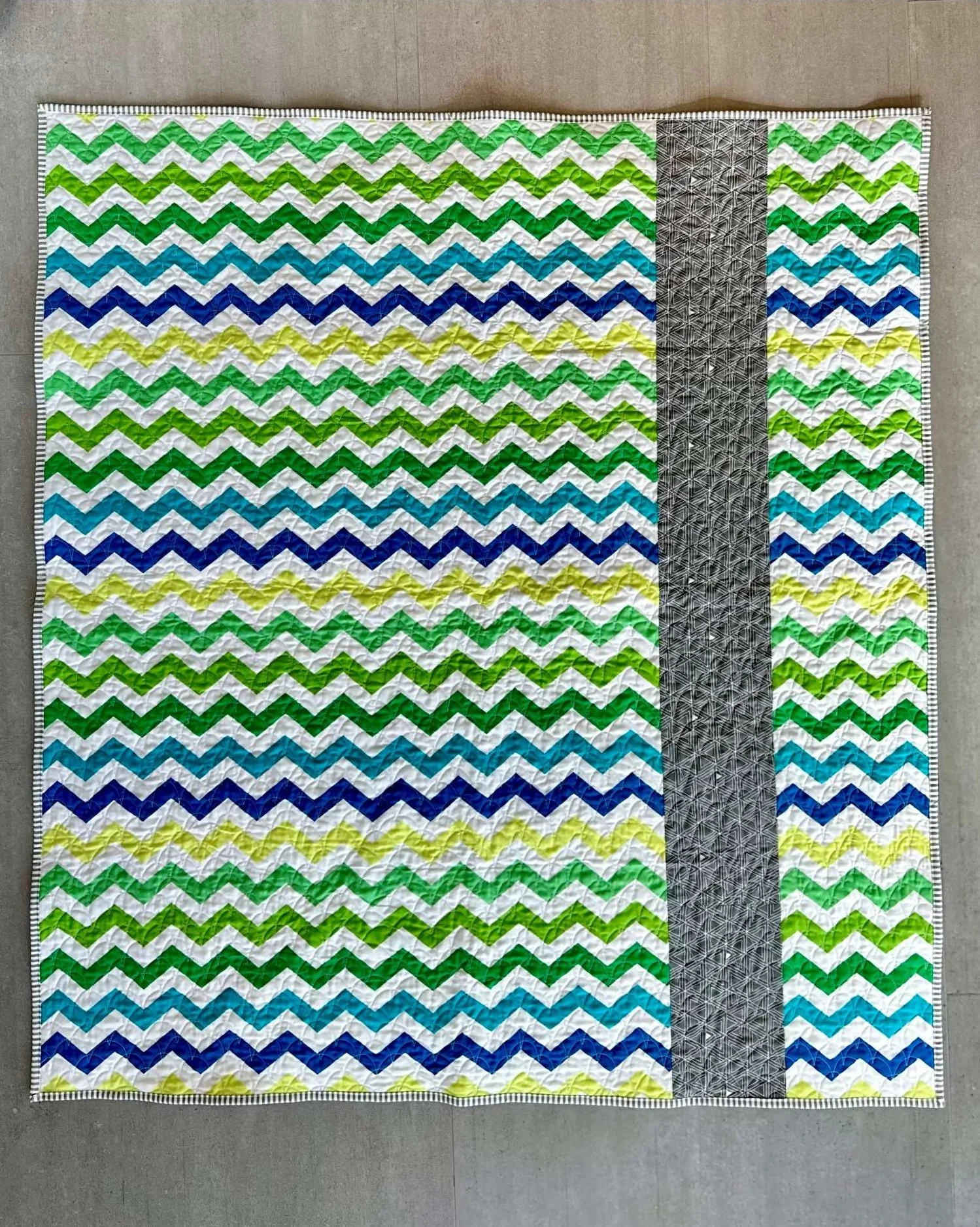 Rainbow stripe baby quilt back: zigzag fabric