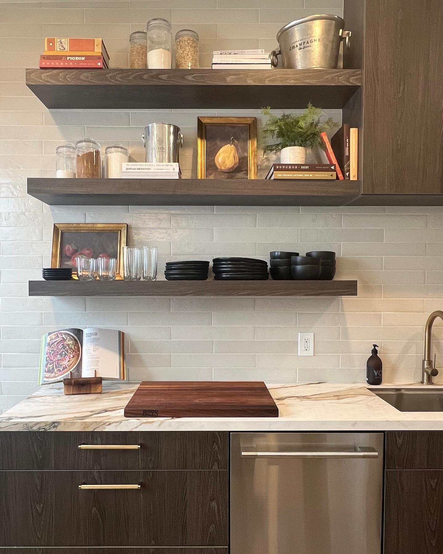 New year ✨ New before and afters!  Styling makes such an impact on turning your space into one that&rsquo;s unique to you.  Click the link in our bio to see all the ways Read the Room can transform your space.