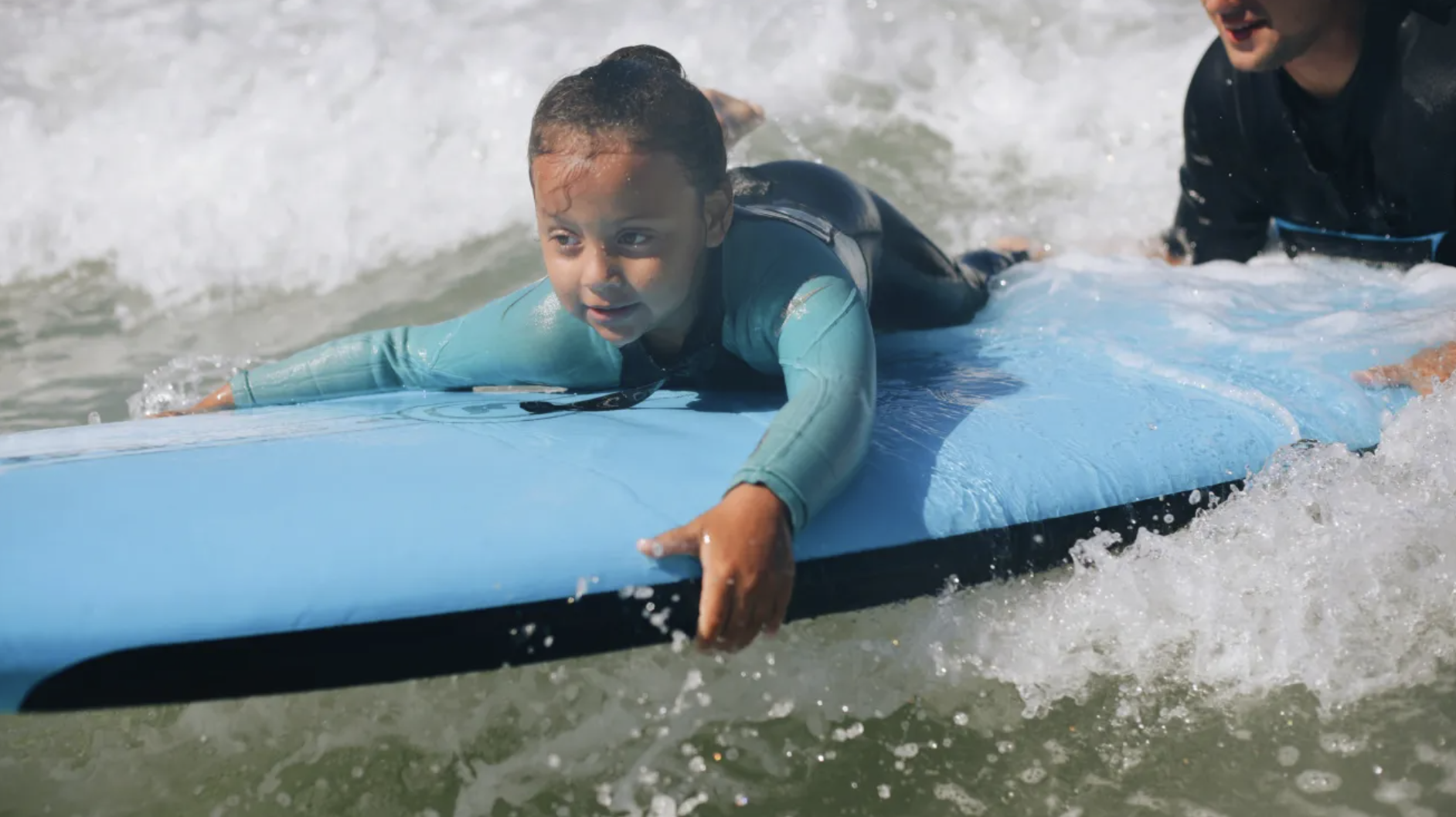 Transforman a las comunidades de color surfeando