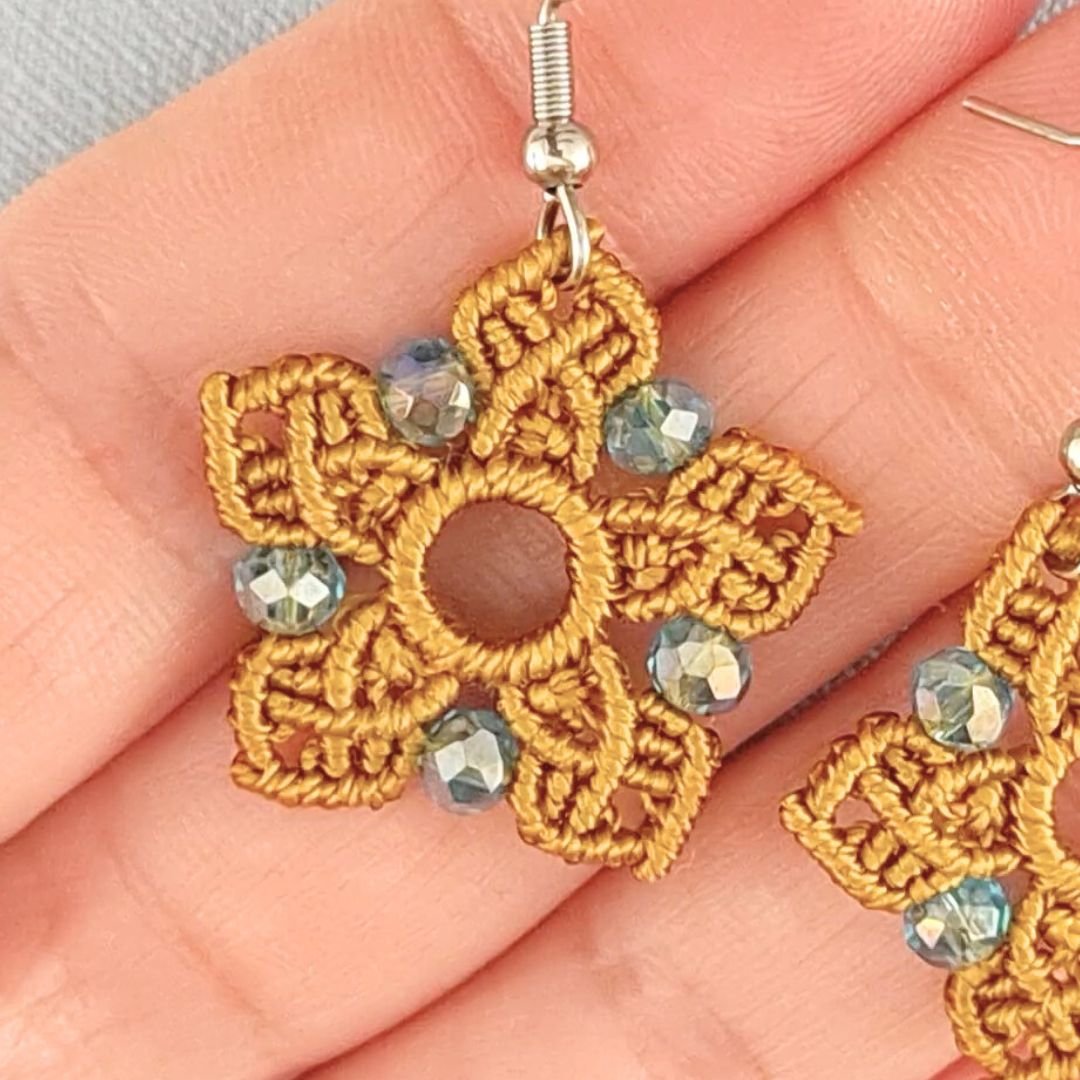 Glass beads (4x3 mm)