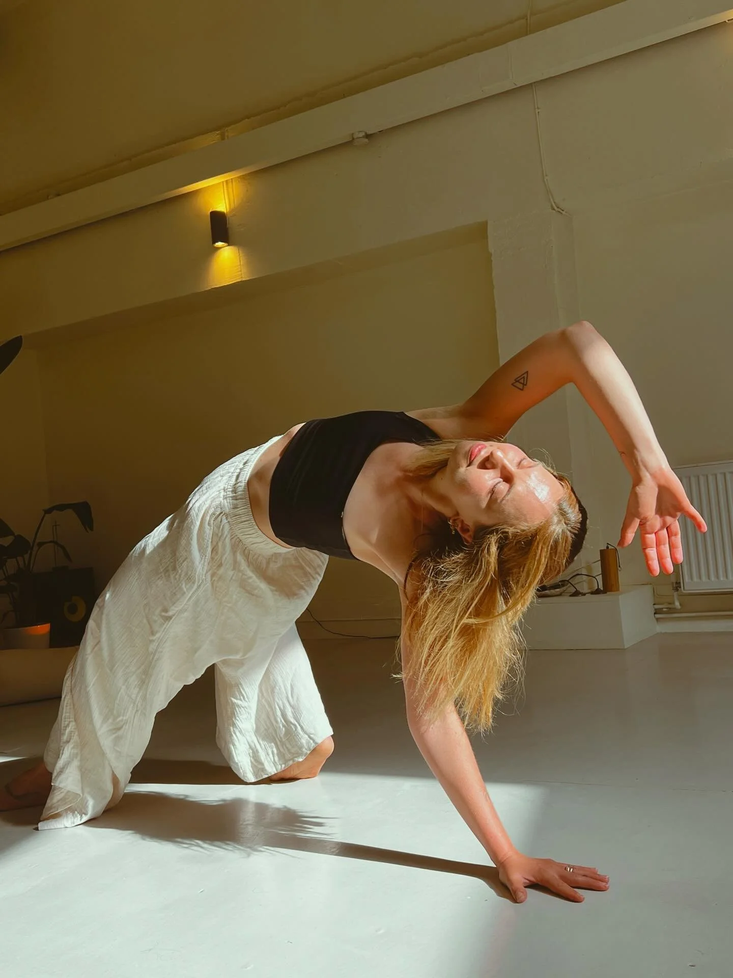 New session launching with the stunning human that is @anna_fahy_yoga. 

Conscious Embodied Flow is an energising morning practice that brings yoga asanas, movement and breathwork together to wake the whole body. Rooted in embodiment, the practice in
