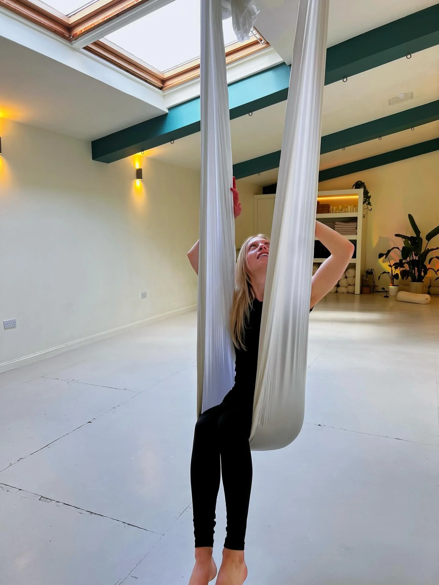 New session drop | Detox and Glow with @tessaerialyoga | Mondays 12.30 - 1.30pm starting on June 1st 

Detox and Glow is a Monday lunchtime aerial session designed to clear out the residue of the weekend and bring you back into your body for the week