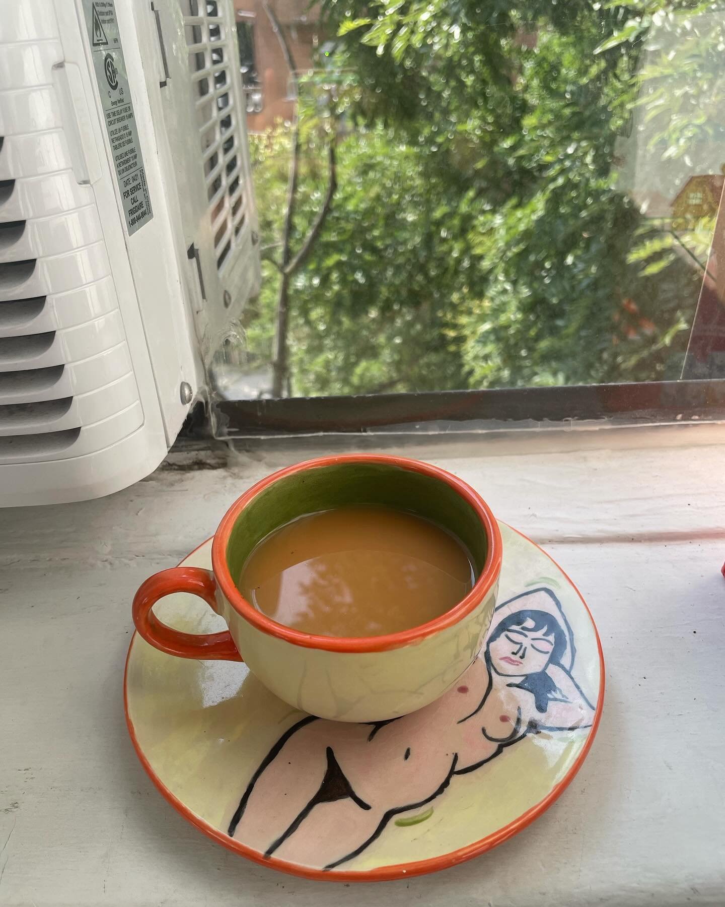 Sunday sippin some tea out of my tea cup and plate I painted earlier this year at @gethappymedium - a arts and crafts lovers&rsquo; haven 🥹🥰