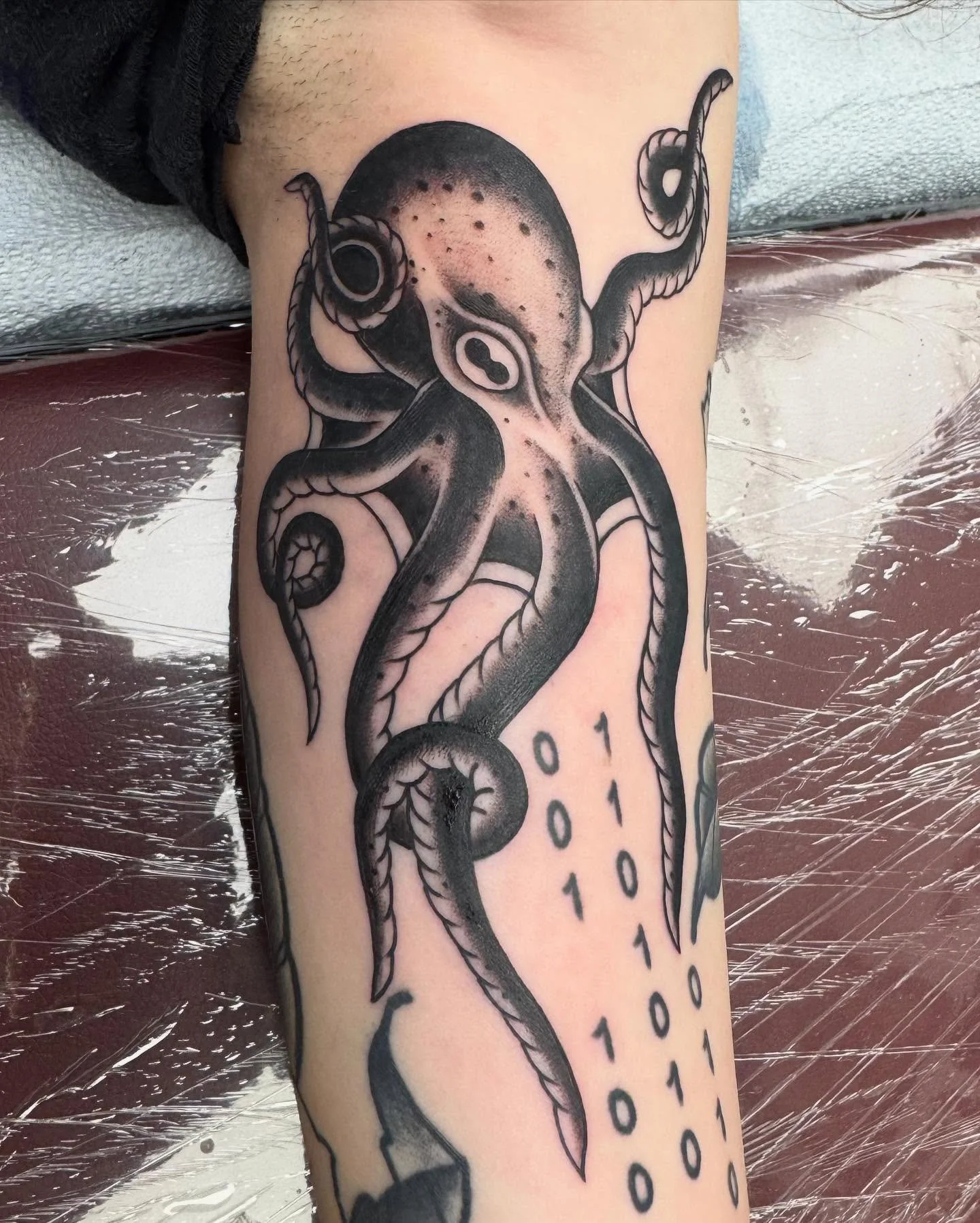 🐙 tattooed by @coiledsinner 
💥 Walk-ins Welcome 💥
Shop hours 12-7pm
.
.
.
.
.
#octopus #tattoo #tattooshop  #art #artist #local #tattoolife #fyp #nomansland #nomanslandtattoo #adobetattoo #twentyninepalms #29palms #joshuatreenationalpark #29 #jtnp