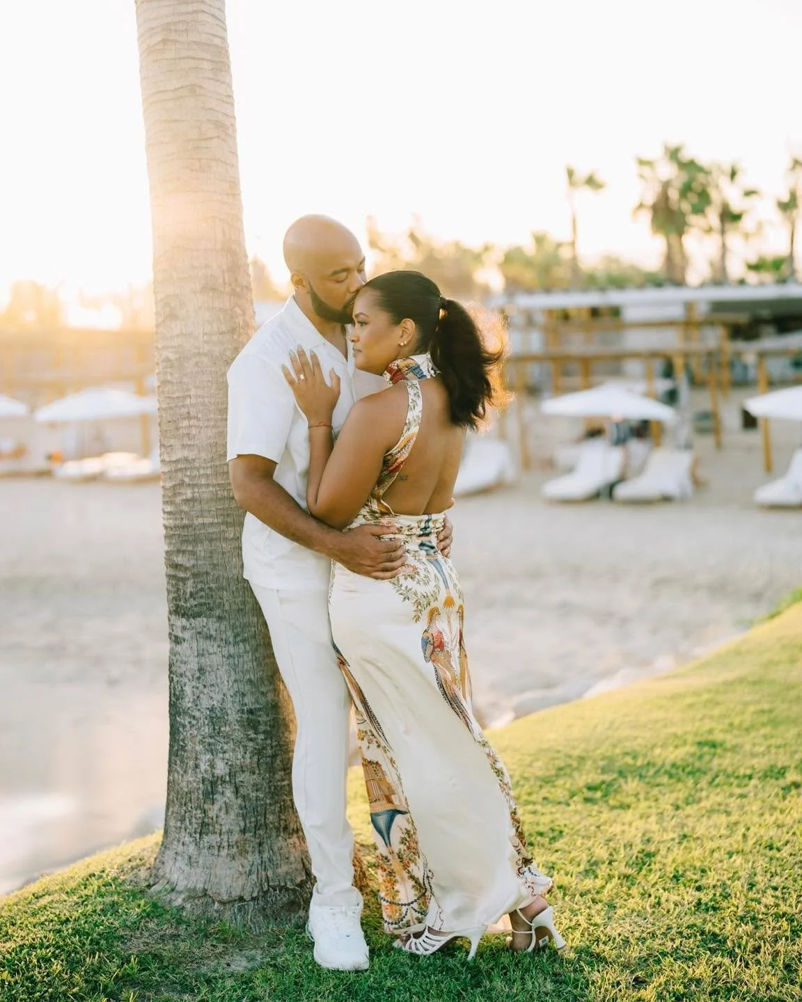 Cabo becomes the setting for a natural complicity: walking hand in hand, pausing for an embrace, and letting the sun hide the rest. A simple and authentic story, narrated with the same softness as the ocean breeze. 

.

.

.

.

.

.

Key Words:
Los 