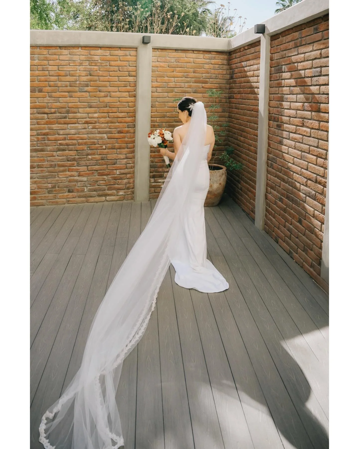 A quiet elegance unfolded in San Jos&eacute; del Cabo, where brick textures, soft light, and intentional details shaped a day that felt unhurried and deeply present.
From intimate pauses to shared glances, every moment carried its own rhythm &mdash; 