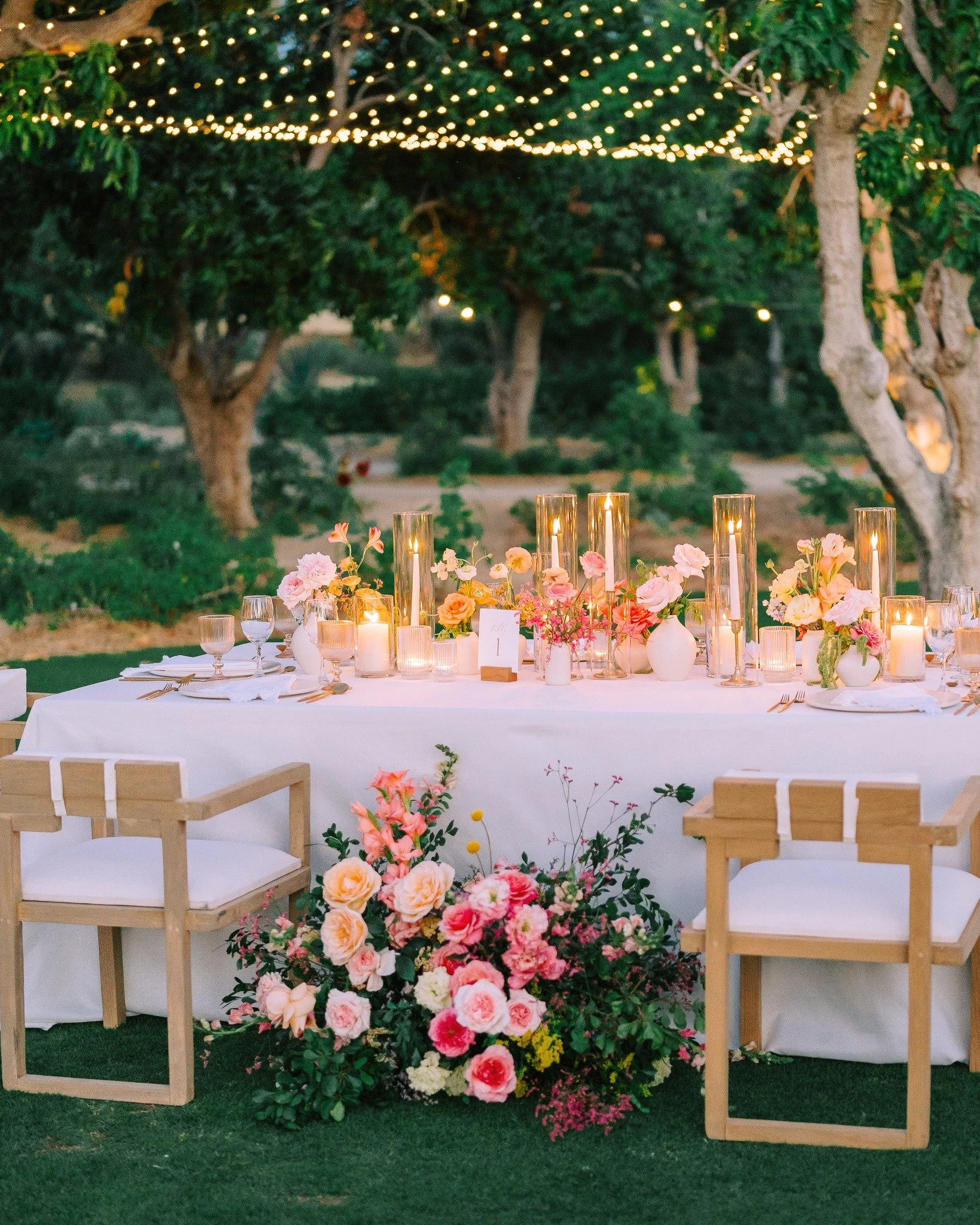 The kind of wedding that feels light from the very beginning.
Flowers in full color, a long table under the trees, and an atmosphere shaped by natural light and ease.
Flora Farms offered the perfect backdrop for a celebration rooted in beauty, simpli