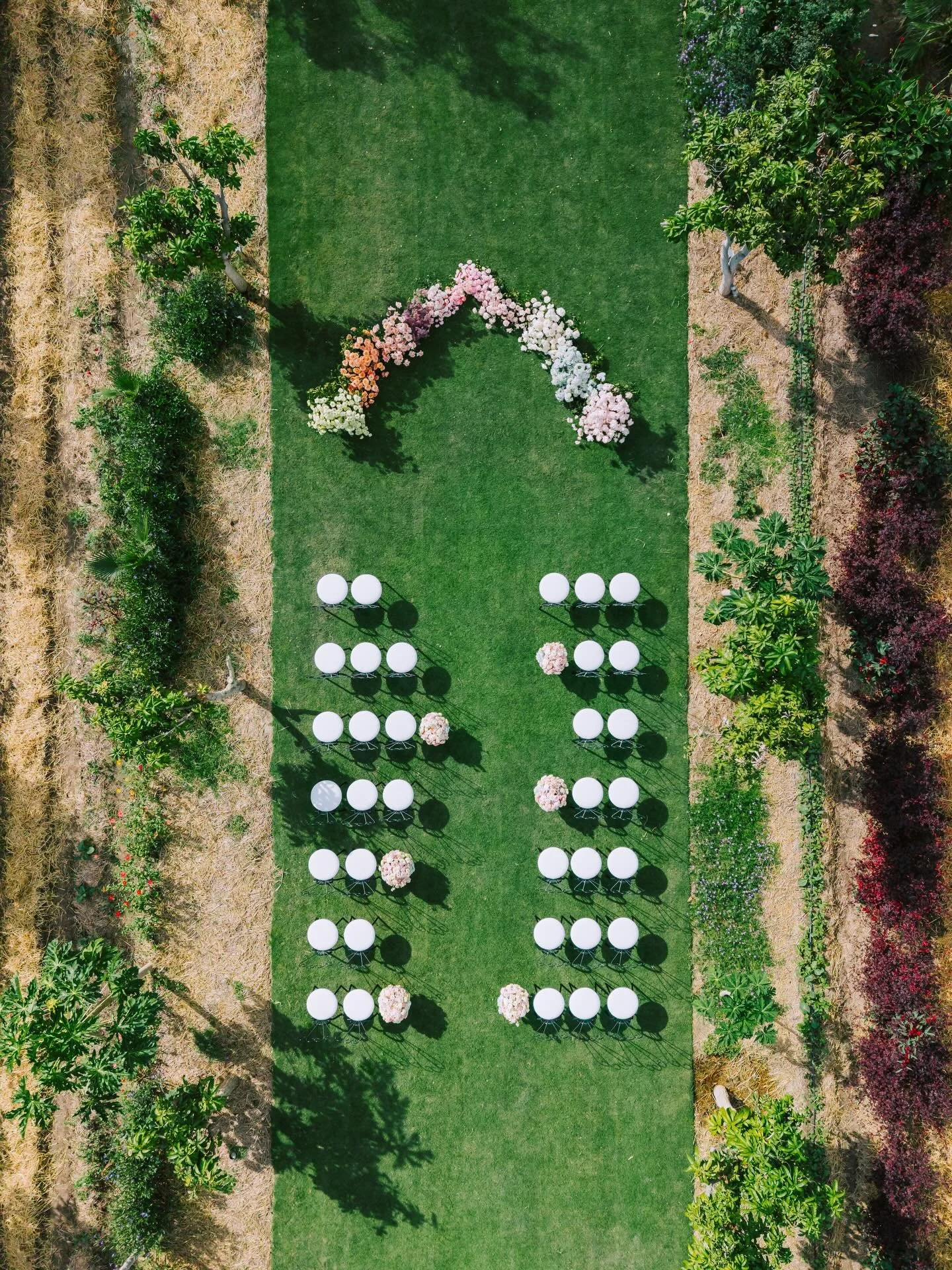 Floral Farms, a beautiful venue surrounded by nature, with thoughtfully designed spaces and a truly special atmosphere. 🌿

On this occasion, I had the pleasure of working as second shooter and drone shooter for @dianesoterophoto