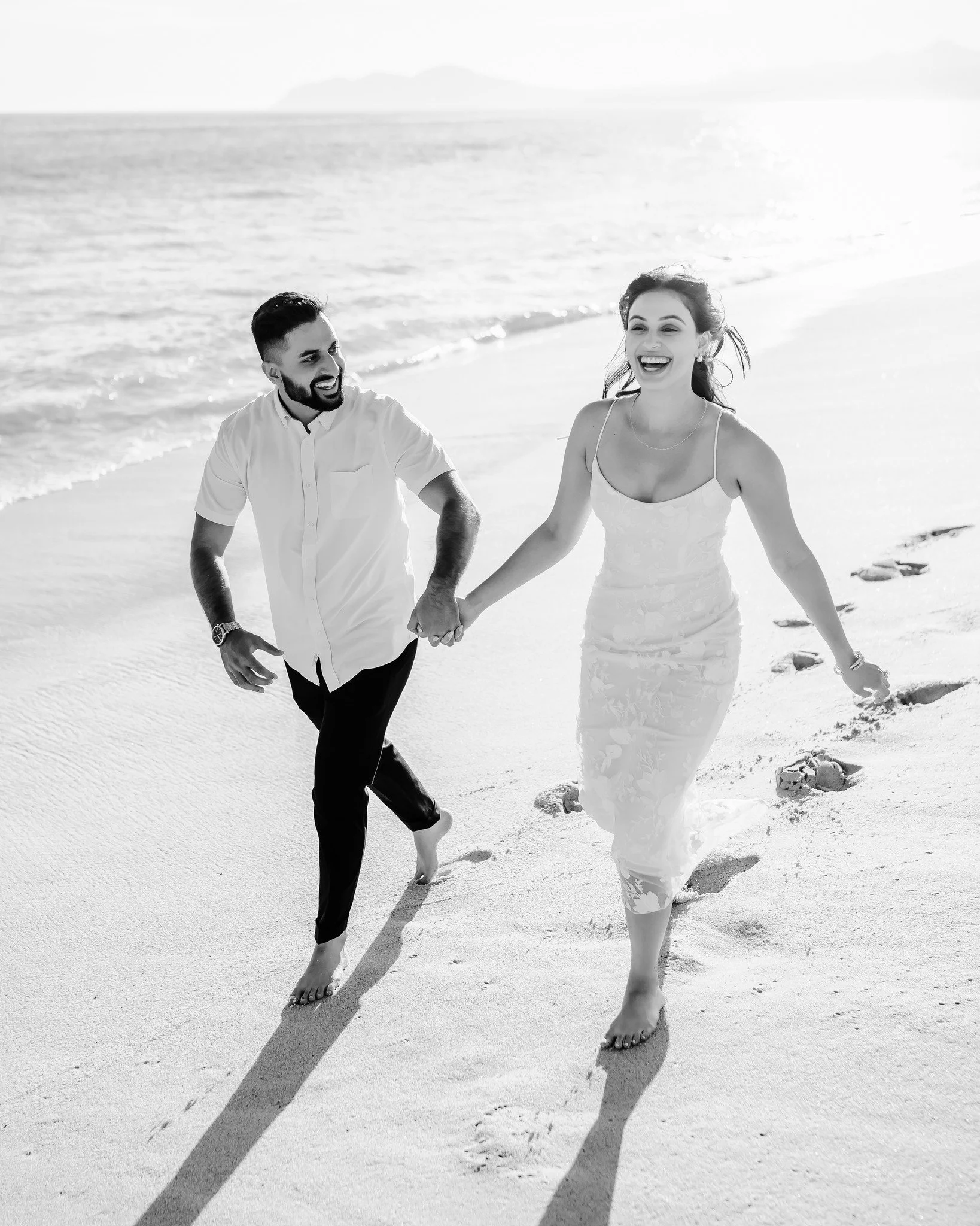 Some moments choose silence.
A breath held a second longer than expected.
The beginning of something, without witnesses.
Los Cabos, just as it is.
Light, space, and the quiet weight of a proposal.
Seen through the eyes of a photographer who knows whe