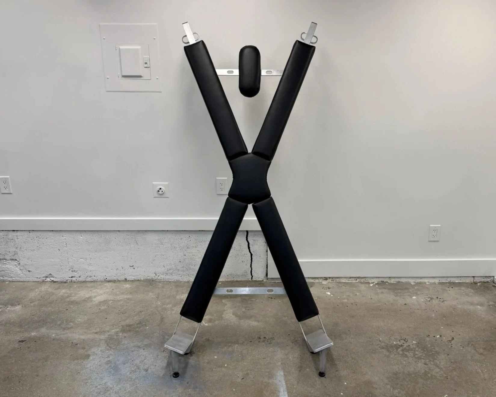 cross - leg mount
