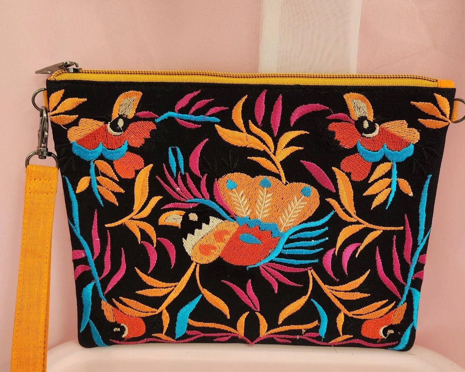 Fiesta+Ebroidered+clutch+blk.jpg