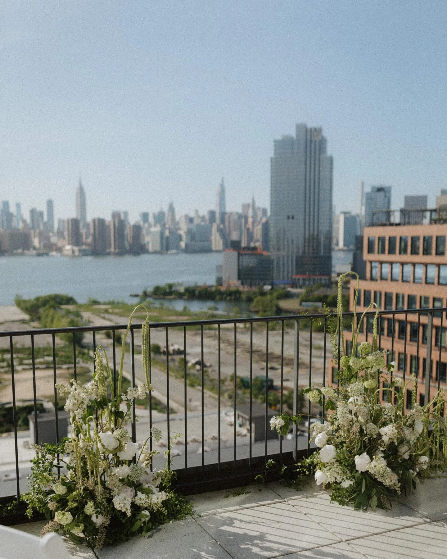 Rooftop ceremony location of my dreams

@eunicebeck @hellabloom @wythehotel @detailsbymollydonovan