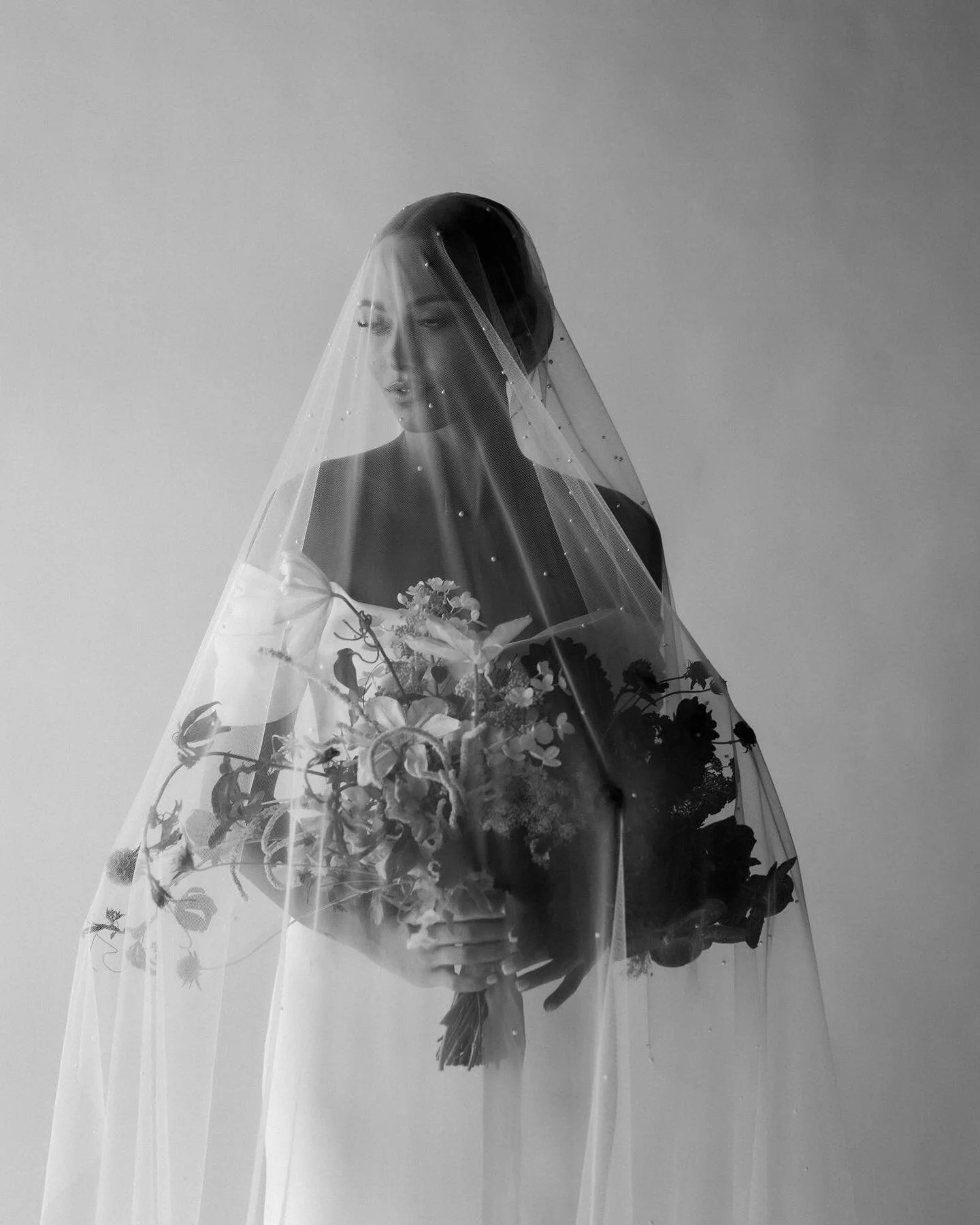Every so often I see a photo that gives me full body chills - this is one of them

photo @elizabethwellsphoto 
design + planning @groveandgather 
floral @formfloral 
hair + makeup @makiajbeauty 
dress @lovelybridephoenix @sarahseven 
bride @sydneyfle