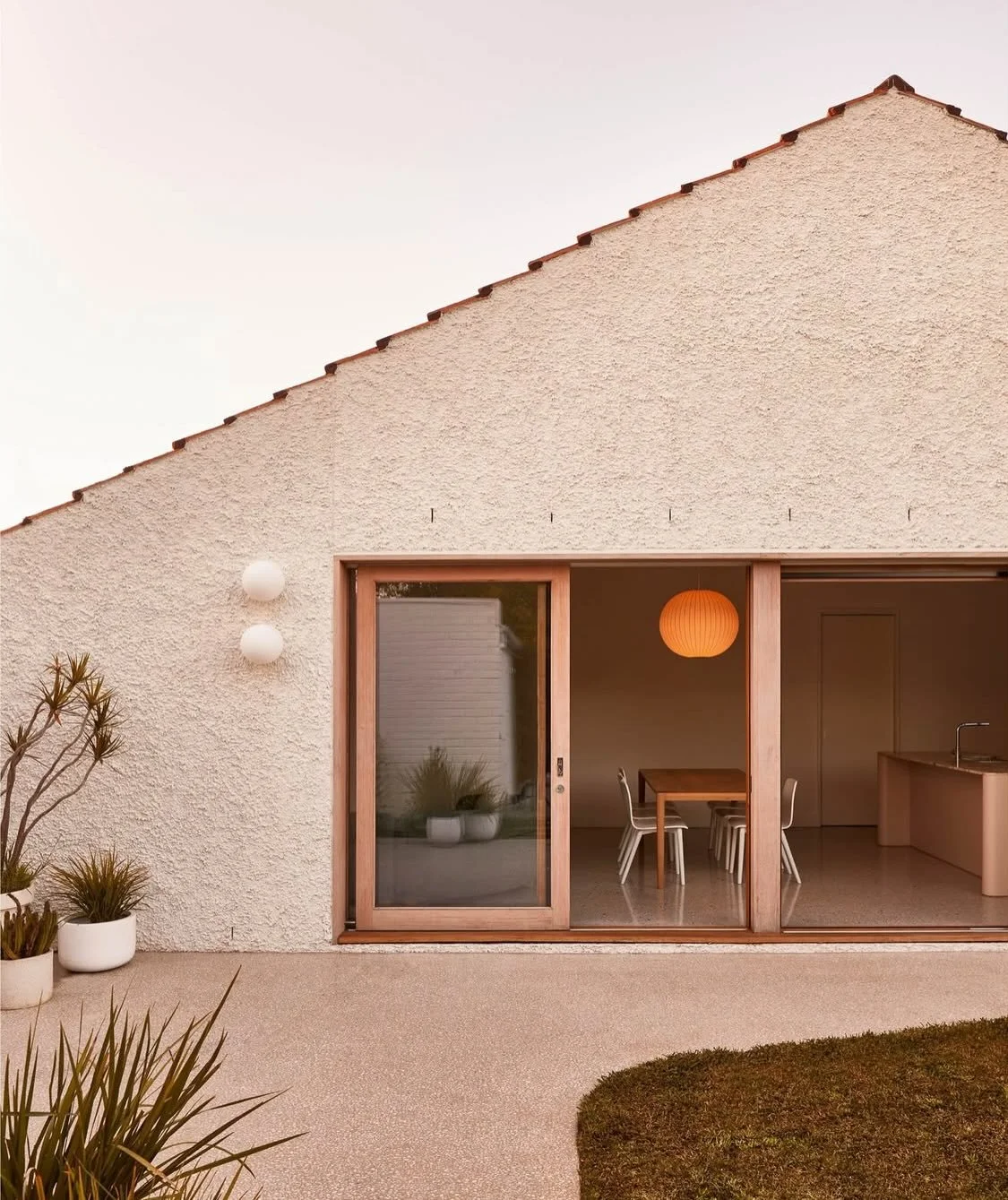 This week has been allllll about render finishes and exterior paint. We want warm but not yellow. White but not blinding. Beige but not too pink. Ten sample pots of &ldquo;white&rdquo; later and I think we found the winner 🙃✨