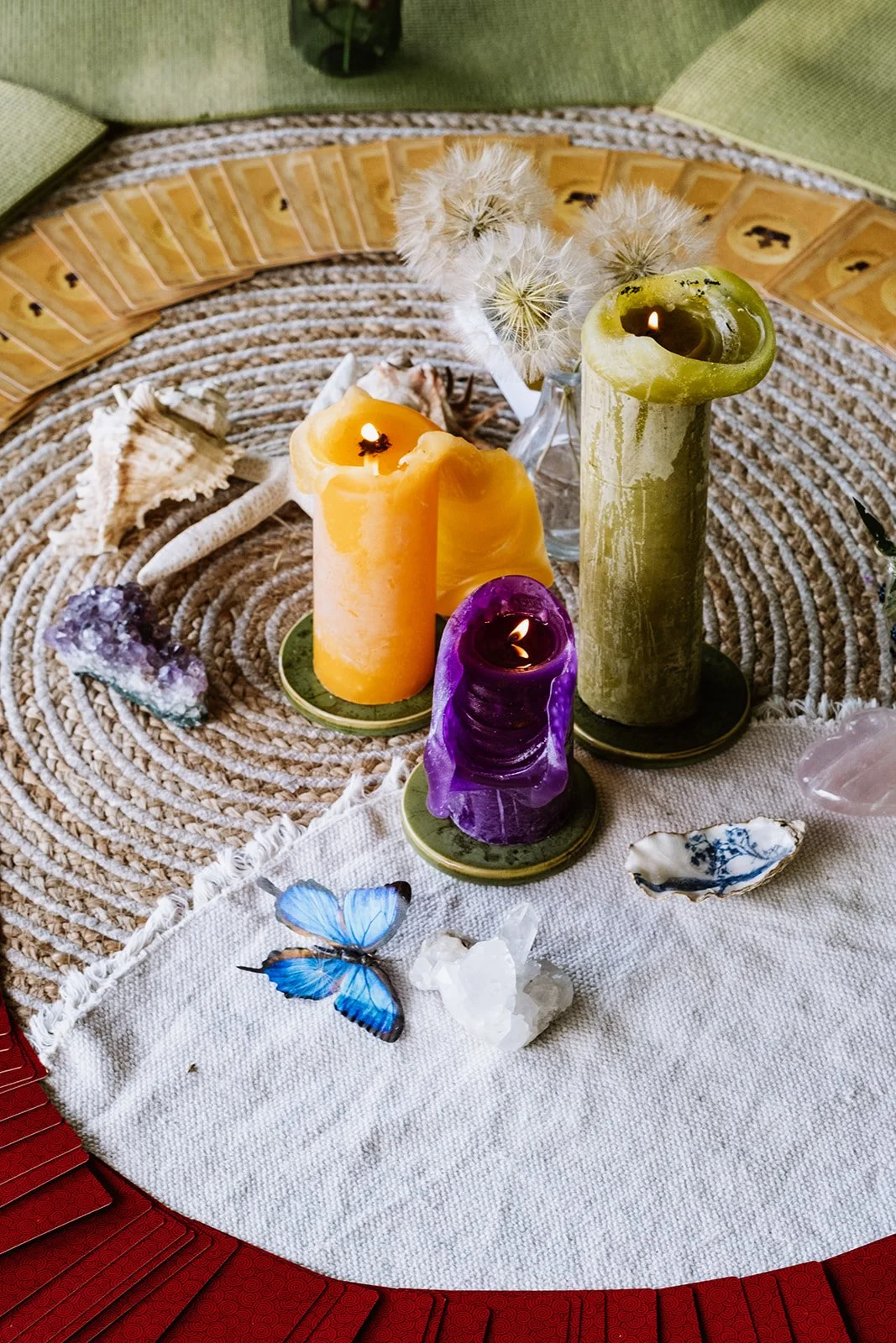 Vrouw zittend op haar knieën in een kamer inclusief plafondraam, kunstwerken en plant met bladeren op de vloer, terwijl ze lacht of zingt.