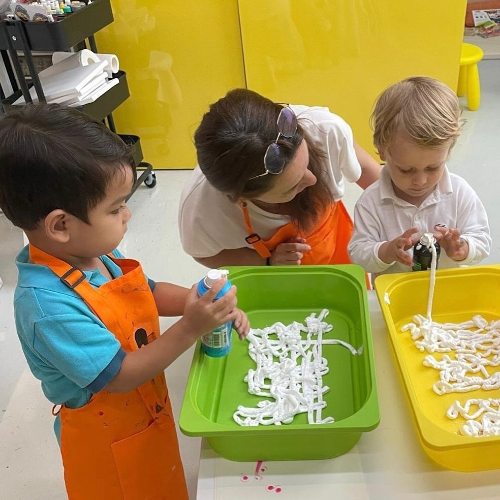 🎨🌟Our little artists at ArtSow Academy are setting up their foam beds for a fun session of marble painting. 

👉 Swipe to see the vibrant colors of their masterpiece 🌈 #ArtSowKids #marblemagic #tseungkwano #kidsactivities #artactivitiesforkids
