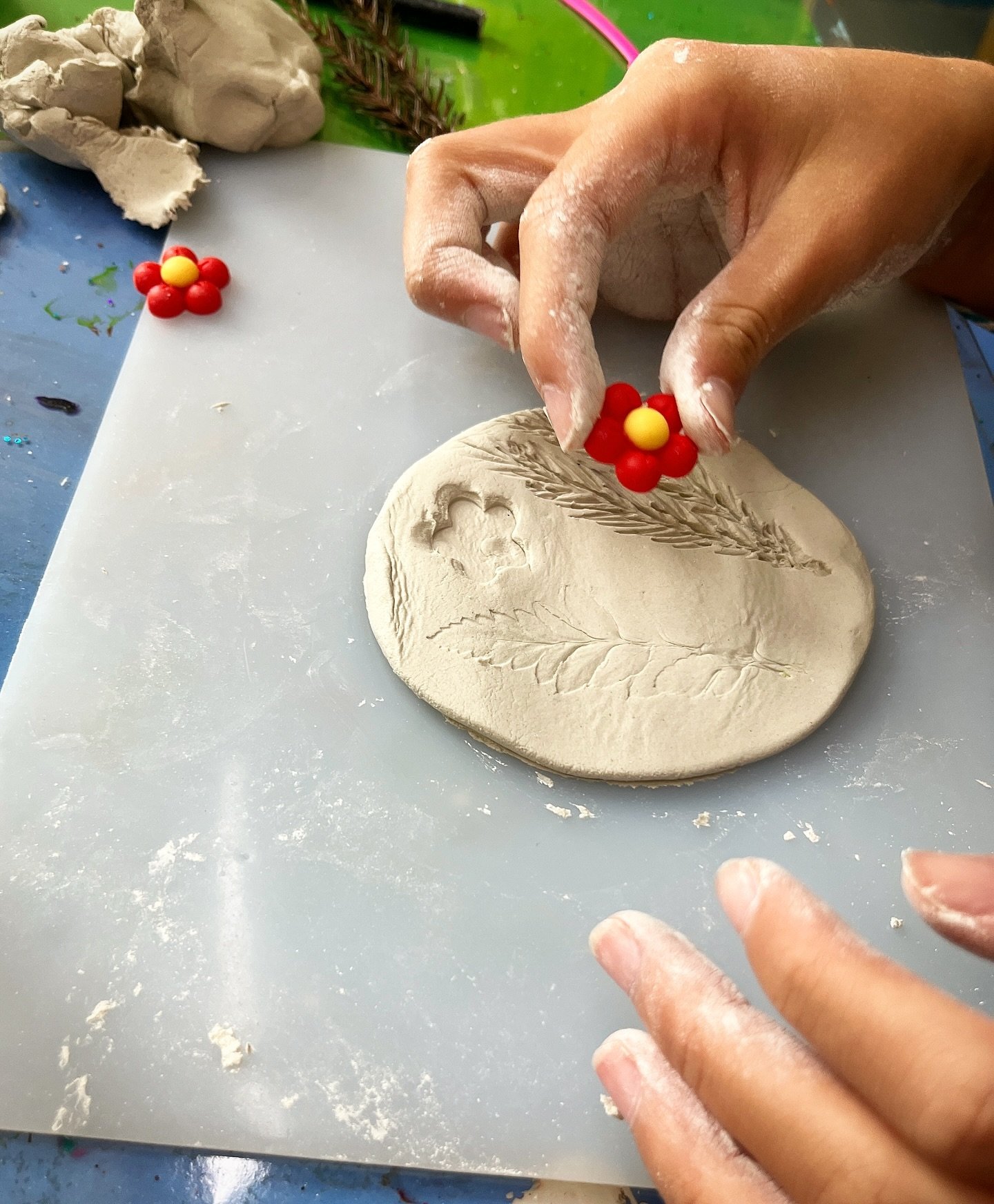 Little hands, big creativity! 🌼🍃

Our young artists are crafting beautiful clay bowls, bringing nature&rsquo;s designs to life. 

#KidsCrafts #ClayArt #NatureInArt #arteducationforkids #tseungkwano #activitiesforkids