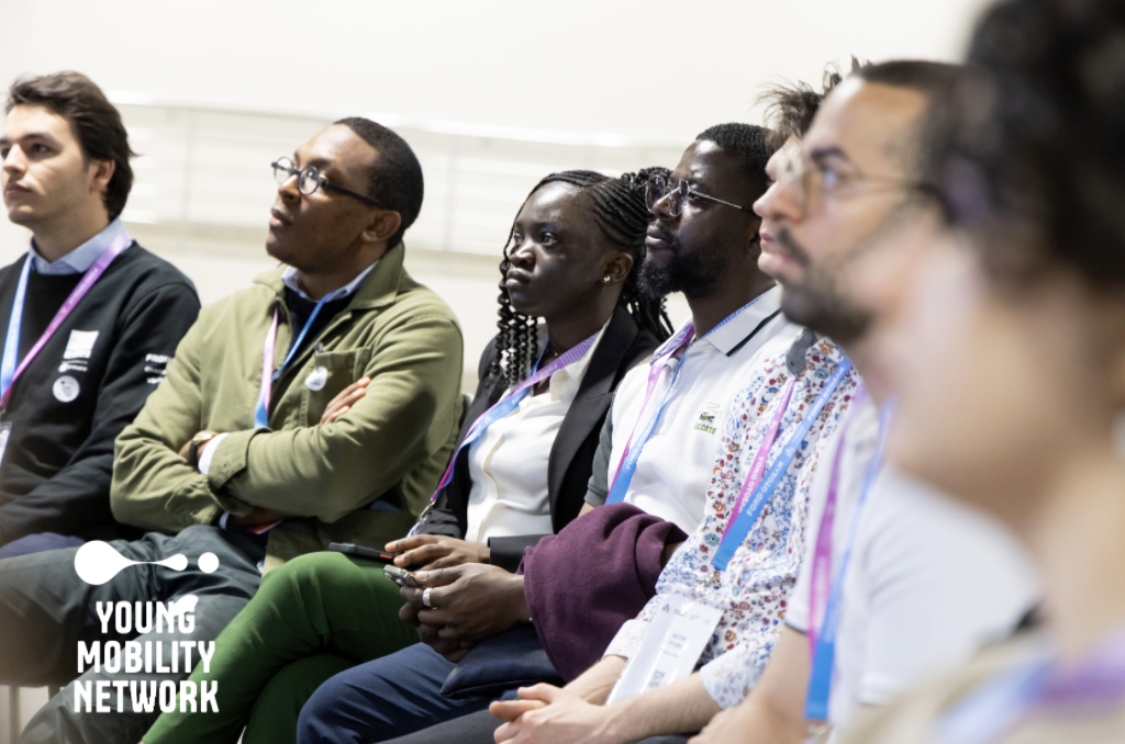 Students from Paris listening to Networking Tipps