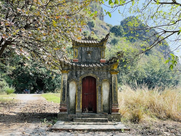 A-small-temple-in-Van-Long.jpg