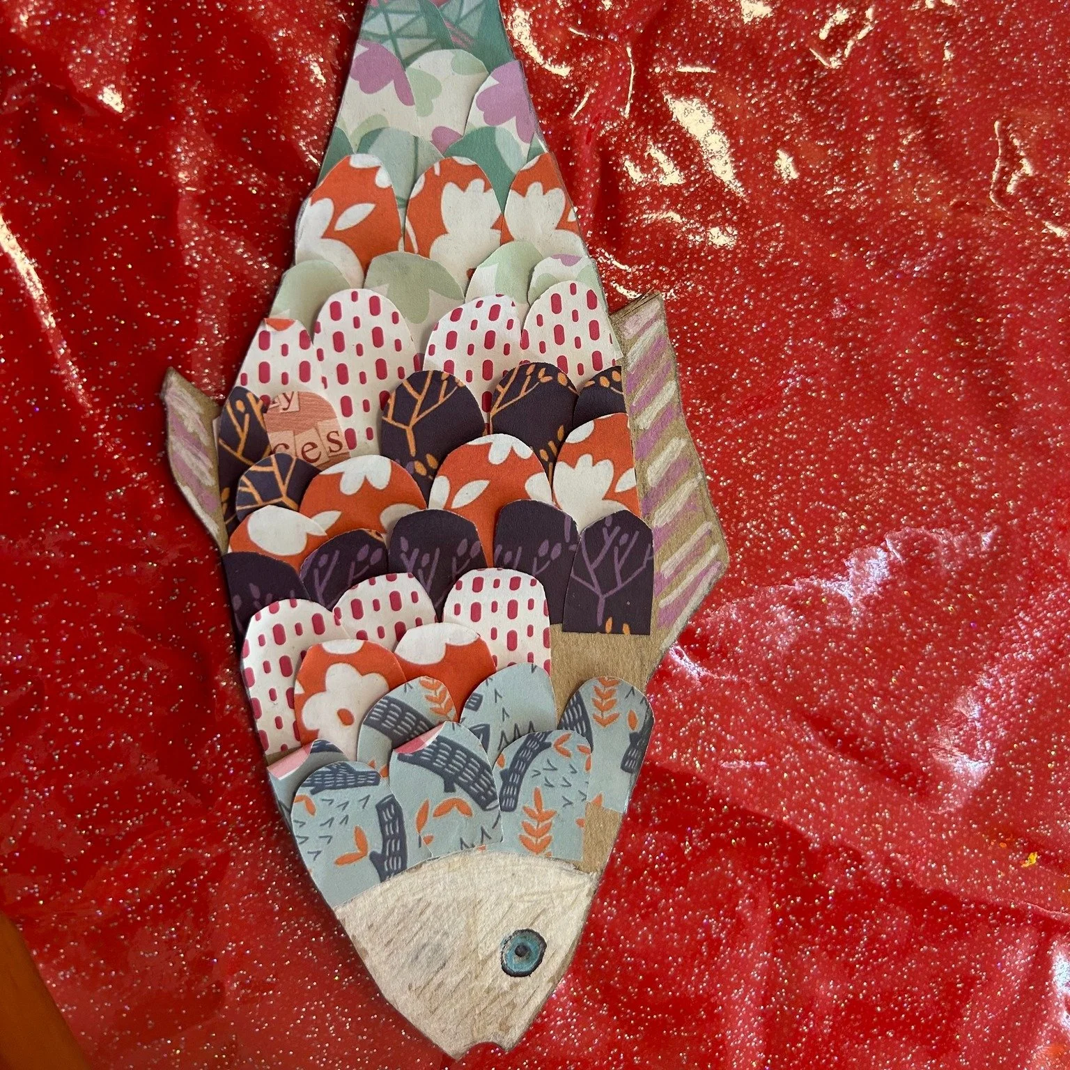 🎨 Some Art Fun at Northbrooke House
There was no shortage of creativity when residents got stuck into making a school of colourful fish for the Independent Arts Exhibition. The ideas flowed, the paint splashed (mostly where it was meant to), and th