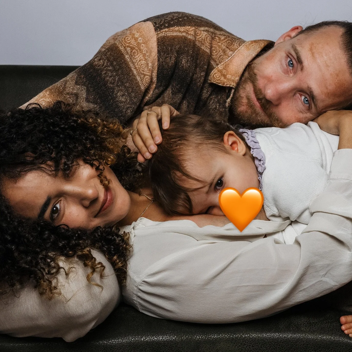 Onze kleine Leia is gewoon &eacute;&eacute;n.
Een heel jaar zijn we ouders.
Holy moly wat een jaar! We did it 🩷

Ik dacht dat ik wist wat intens was, maar dit is echt next level.
De liefde, de zorgen, het Aan staan, de slapeloze nachten.
Het continu