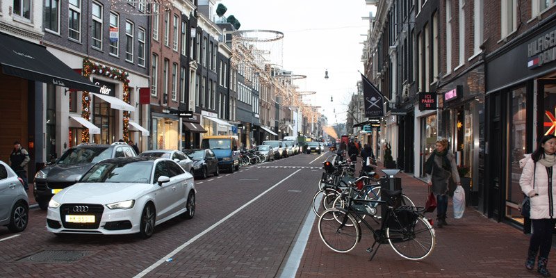 Nederlandse Belastingdienst eist volledige ledenlijst luxe kledingwinkel: waar stopt dit?