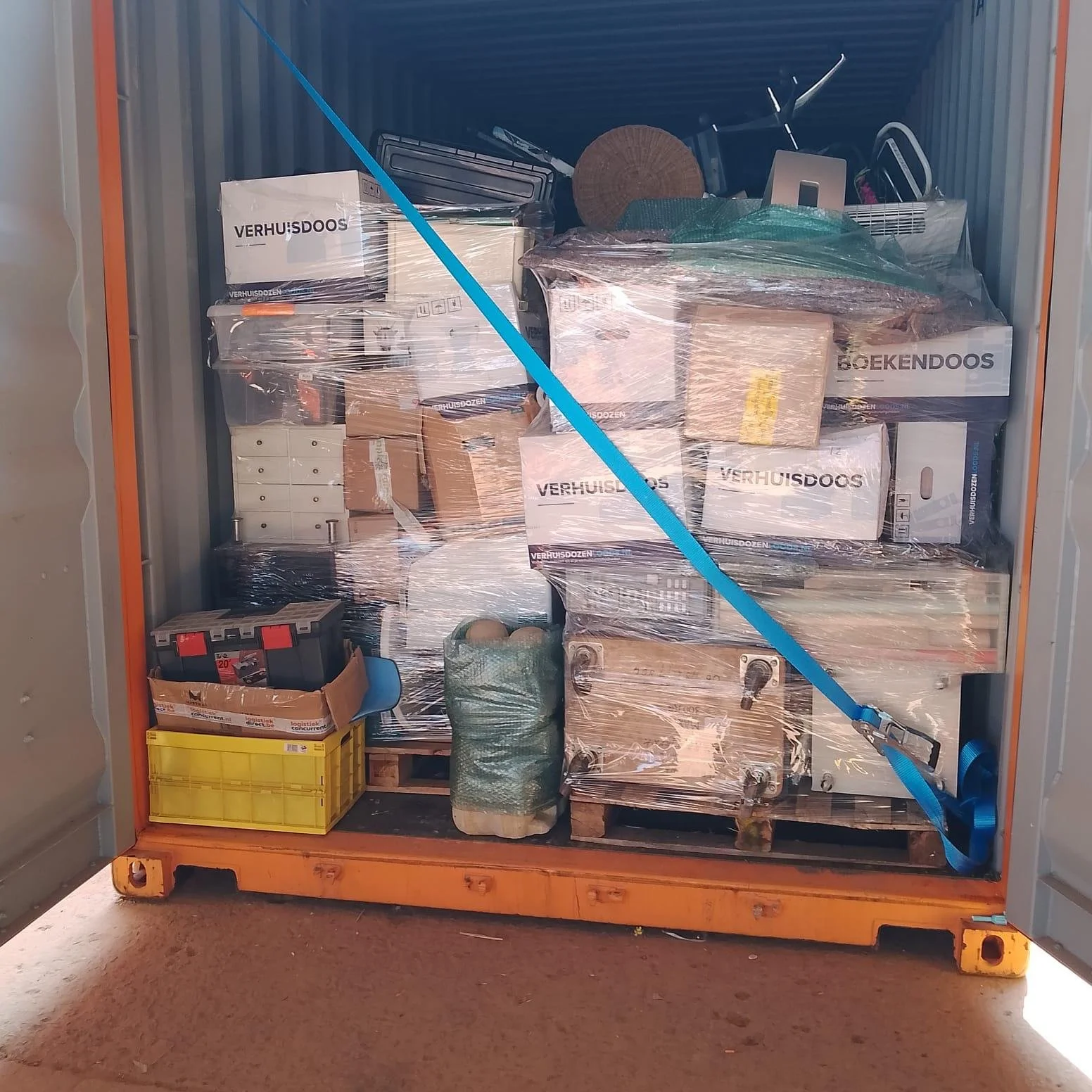 goed ingepakte container onderweg naar paraguay