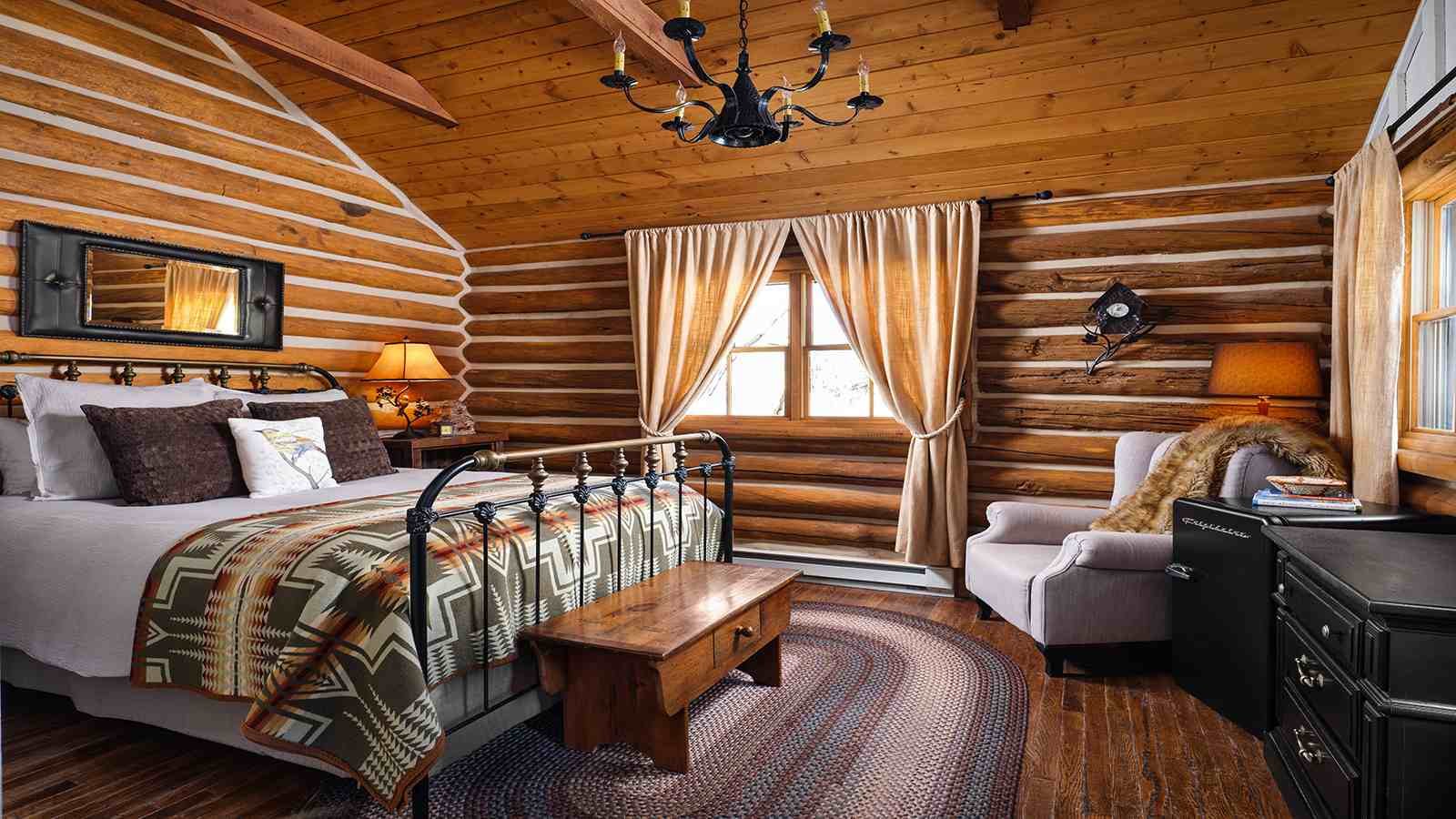 Brush_Creek_Ranch_Meadowlark_Bedroom_1600x900.jpg