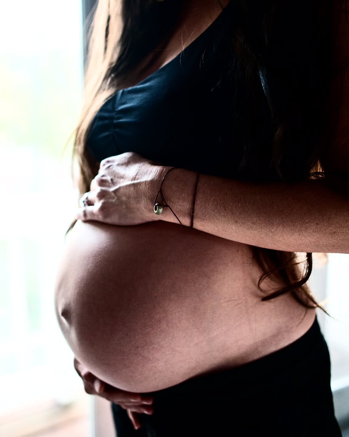 This mama was in labor when I documented this moment she birthed her baby just a couple of hours later.

#lifeofabirthphotographer
#alainanunez
#birthstories #babybump
#ocbirthphotographer 
#ocbirthvideographer