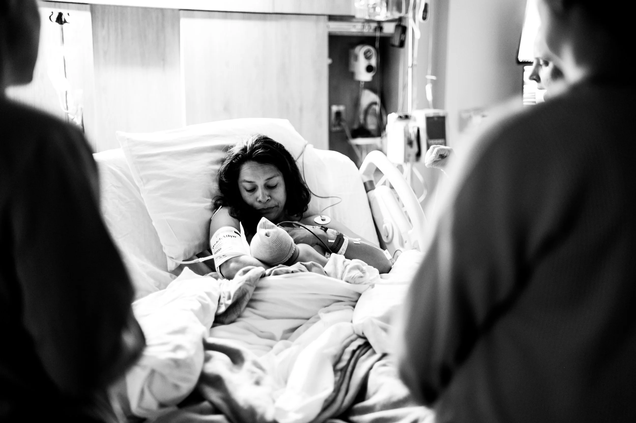 Mom nursing her new baby at the hospital after birth. Hoag Irvine Fudge Family suites. Birth Photographer Alaina Nunez