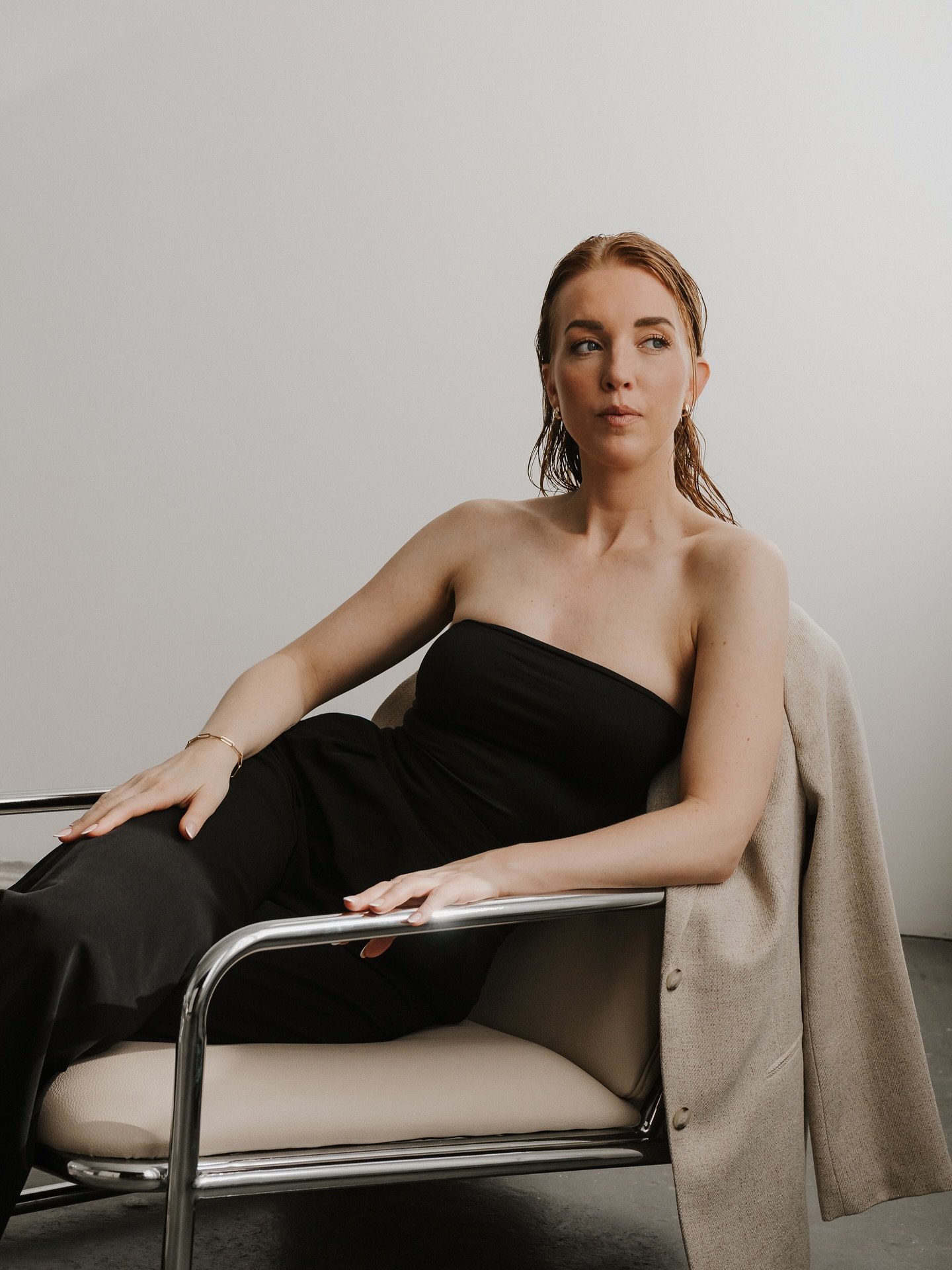 Let&rsquo;s clear something up:
Feminine energy doesn&rsquo;t mean lying in bed manifesting with your eyes closed.

It doesn&rsquo;t mean waiting. 
Or avoiding structure.

It means learning how to lead in a way that honors your body, your energy, and