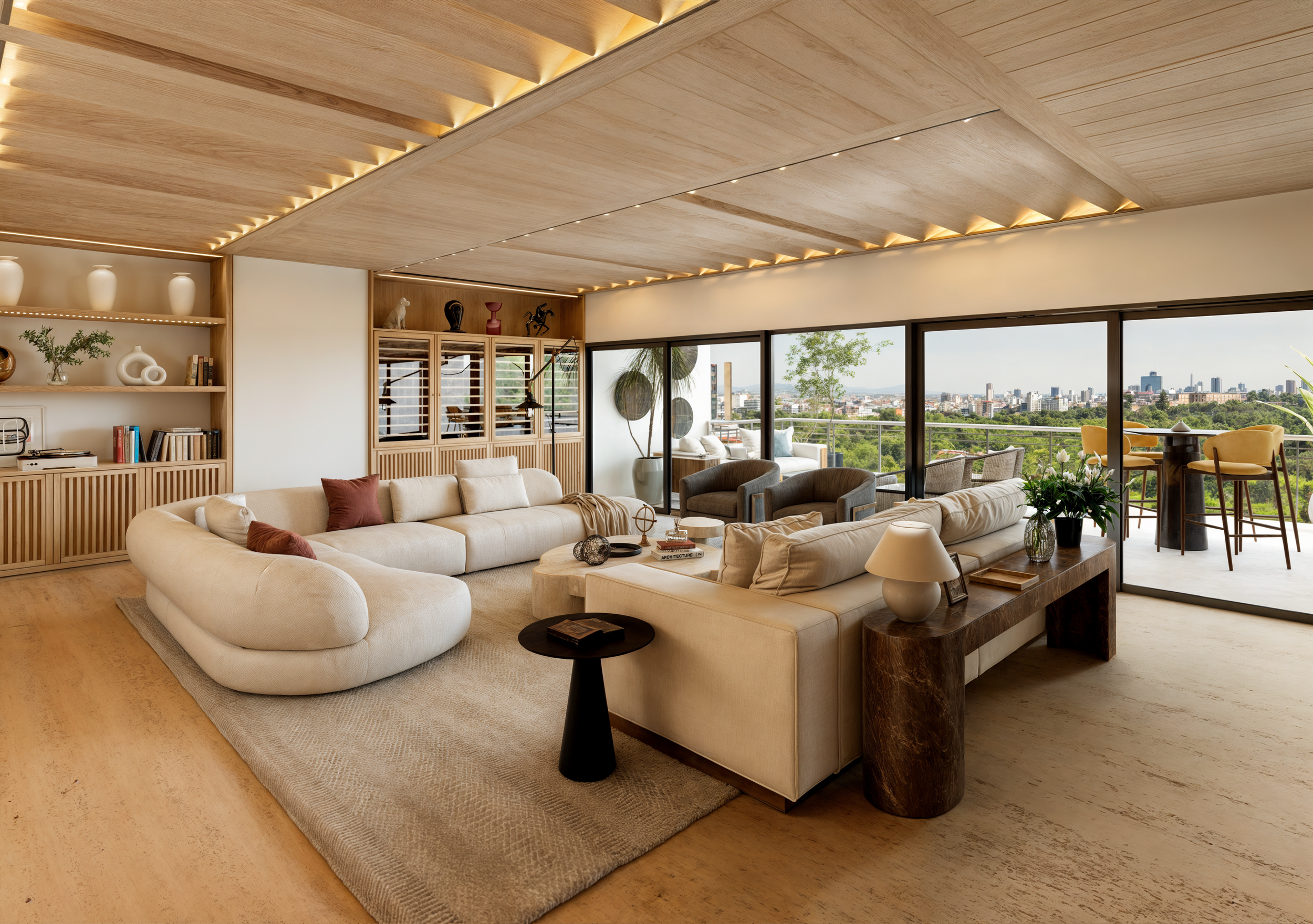 Salón con grandes ventanas de vidrio, muebles de color beige y detalles en madera, decoraciones modernas y vista a la ciudad y árboles.