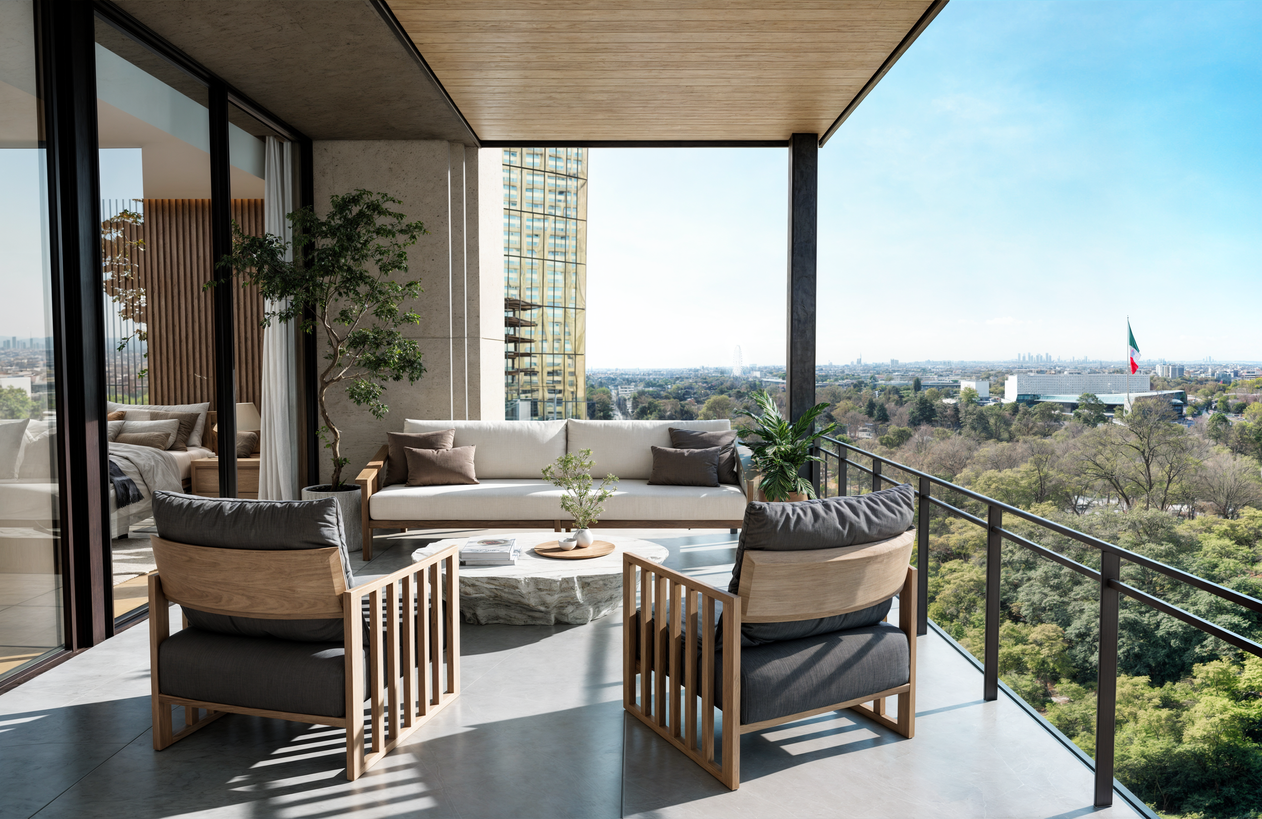 Vista de una terraza moderna con sillones de madera y cojines, una mesa de centro de piedra y plantas, con vista panorámica a la ciudad y un edificio con bandera mexicana en el fondo.