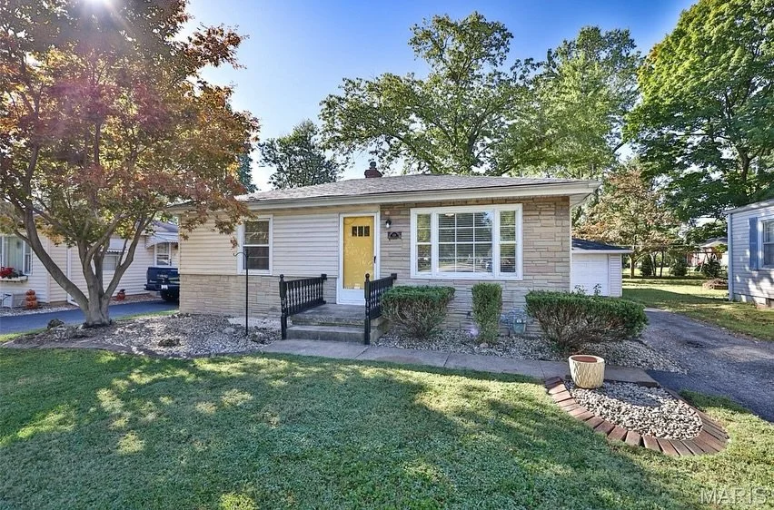 ✨ OPEN HOUSE &ndash; Sunday 1&ndash;3PM! ✨
📍 424 Hadley Ave, Edwardsville, IL

Looking for your first home or thinking about downsizing? This 2-bed, 1-bath charmer in the heart of Edwardsville has major main character energy. 💁&zwj;♀️

Fresh paint,
