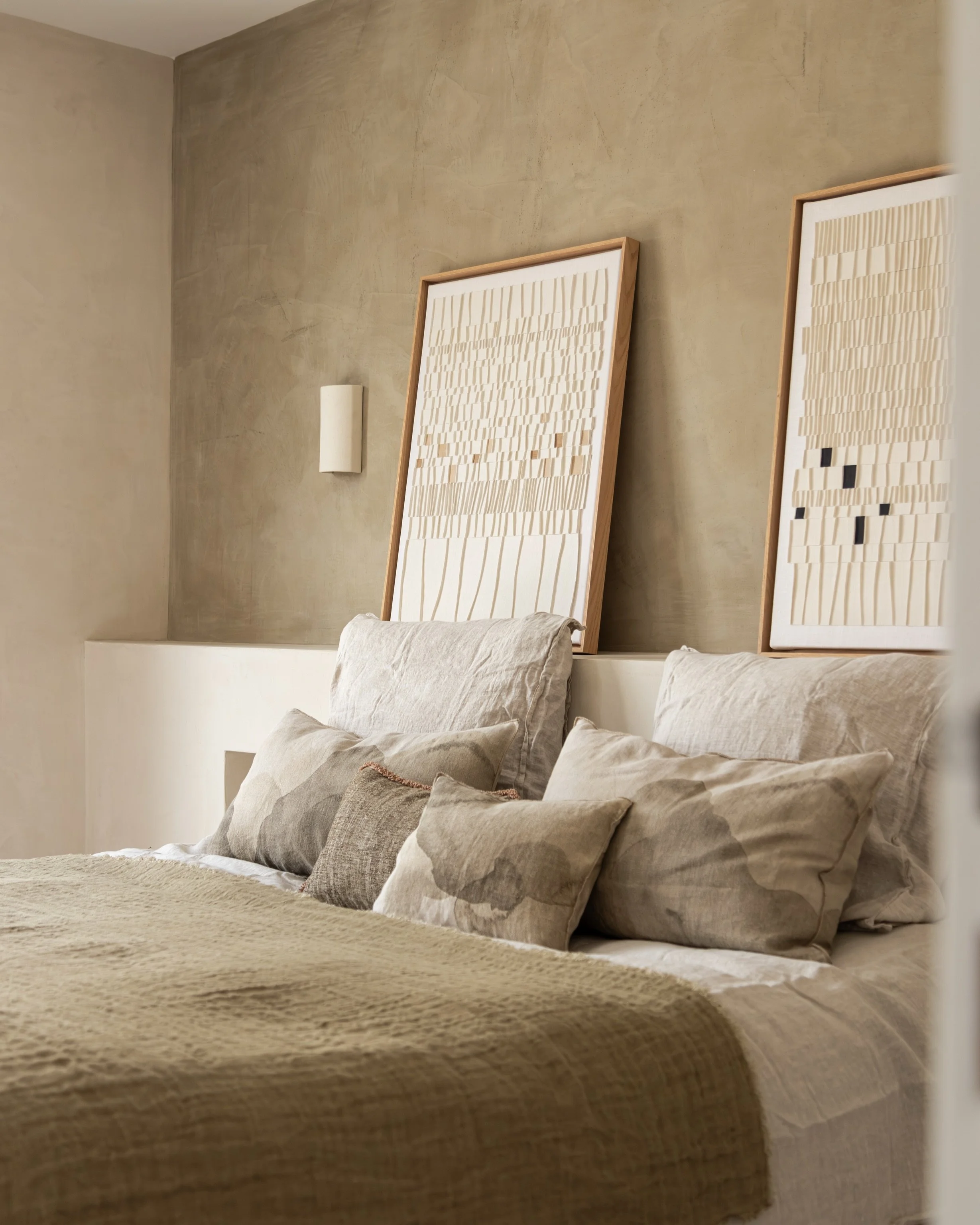 &bull; Projet Estienne d&rsquo;Orves &bull;

La chambre parentale se distingue par sa t&ecirc;te de lit ma&ccedil;onn&eacute;e et ses murs en peinture &agrave; la chaux, qui cr&eacute;ent une atmosph&egrave;re douce et enveloppante.

Une pi&egrave;ce