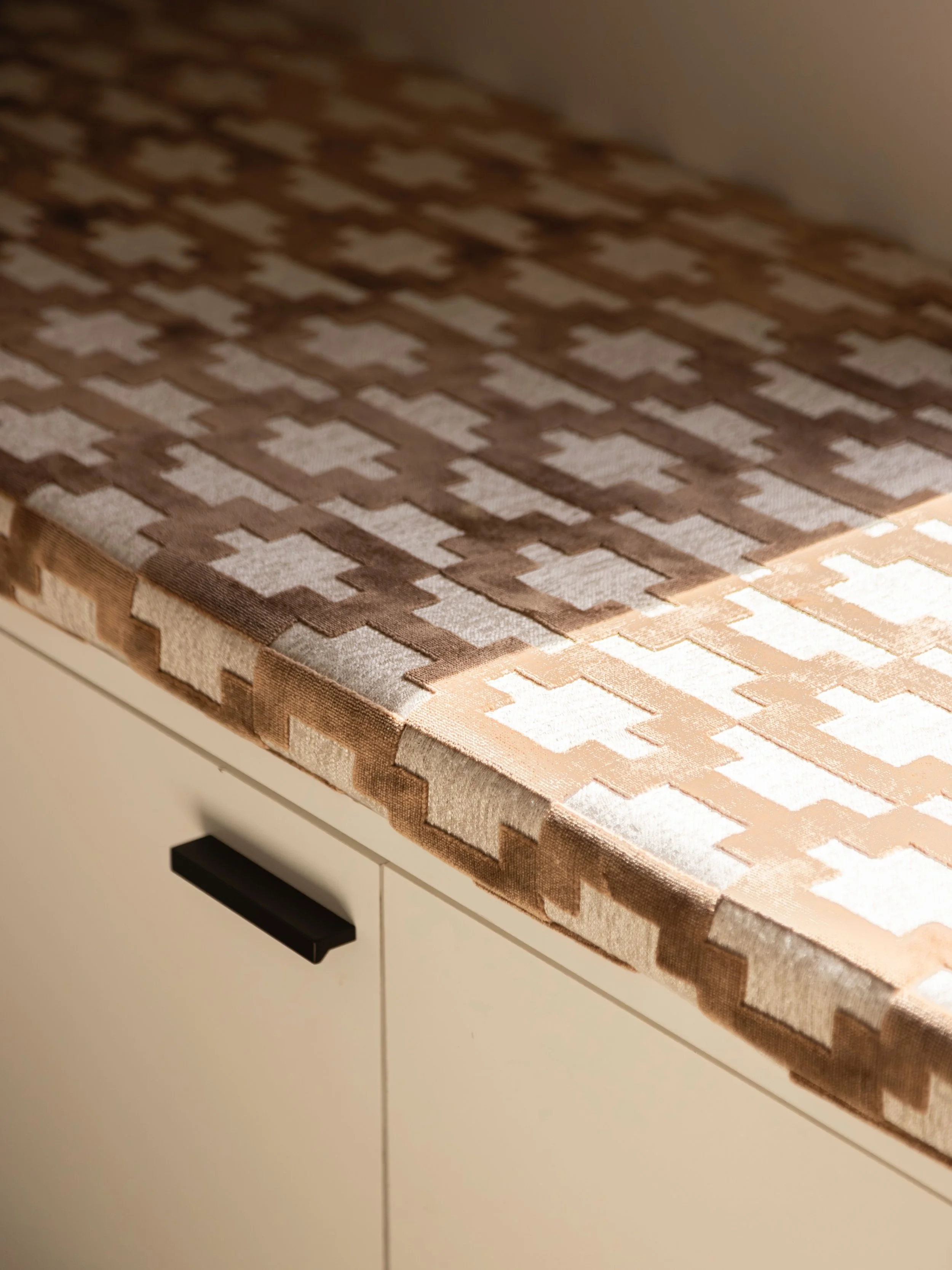 D&eacute;tail mati&egrave;re du projet Estienne d&rsquo;Orves ✨

Un tissu graphique aux tonalit&eacute;s chaudes et naturelles, s&eacute;lectionn&eacute; pour habiller les banquettes de la pi&egrave;ce dressing et apporter relief, rythme et douceur &